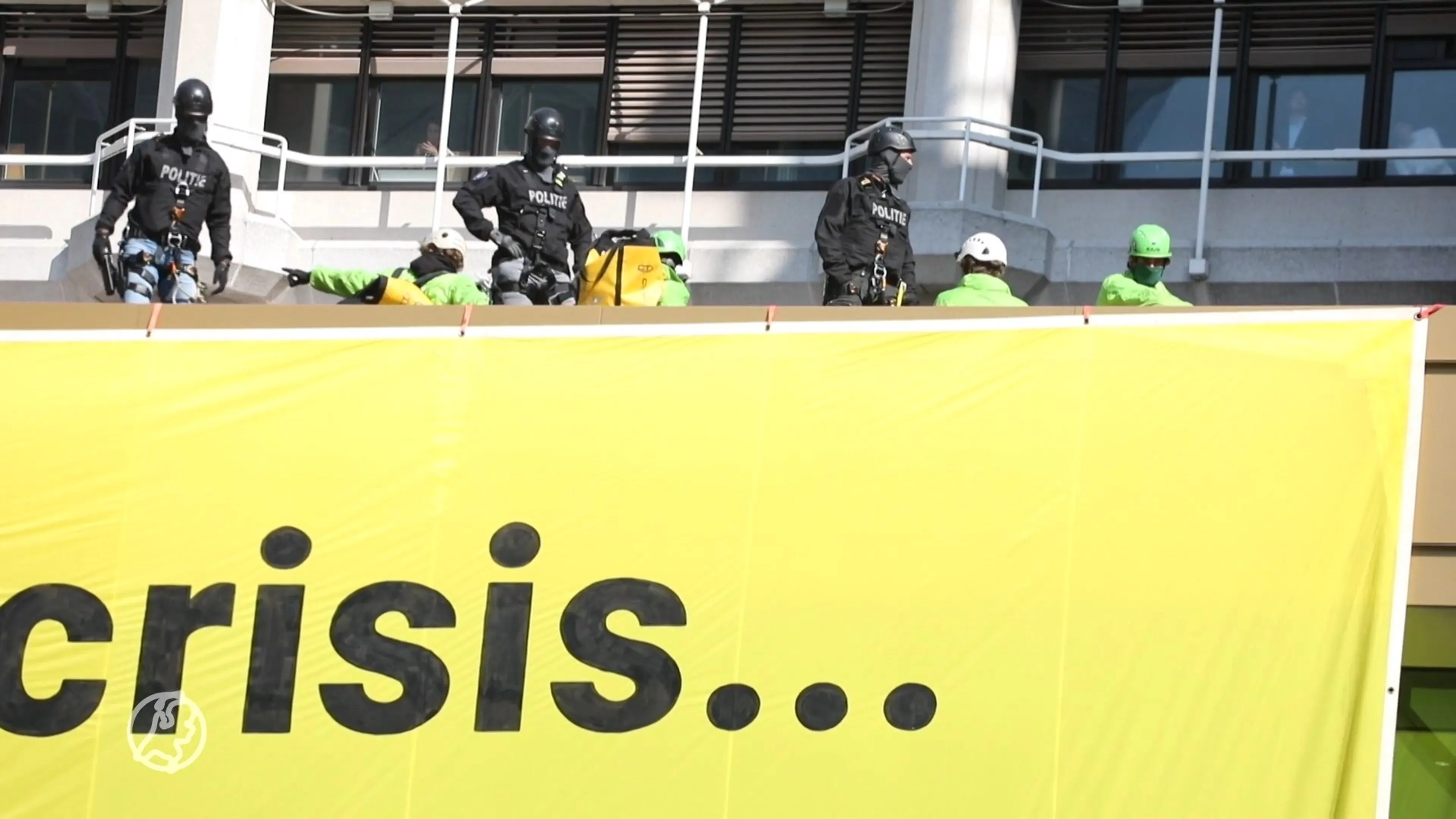 Politie haalt Greenpeace-activisten van dak Tweede Kamer