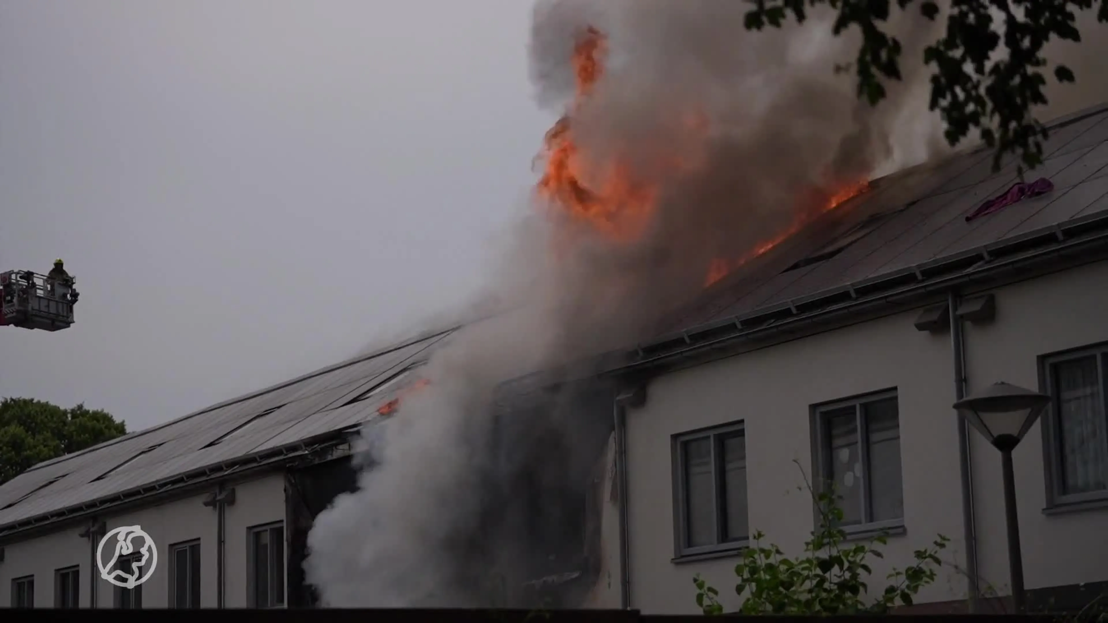 Felle woningbrand in Arnhem slaat over op naastgelegen huizen: tientallen woningen ontruimd