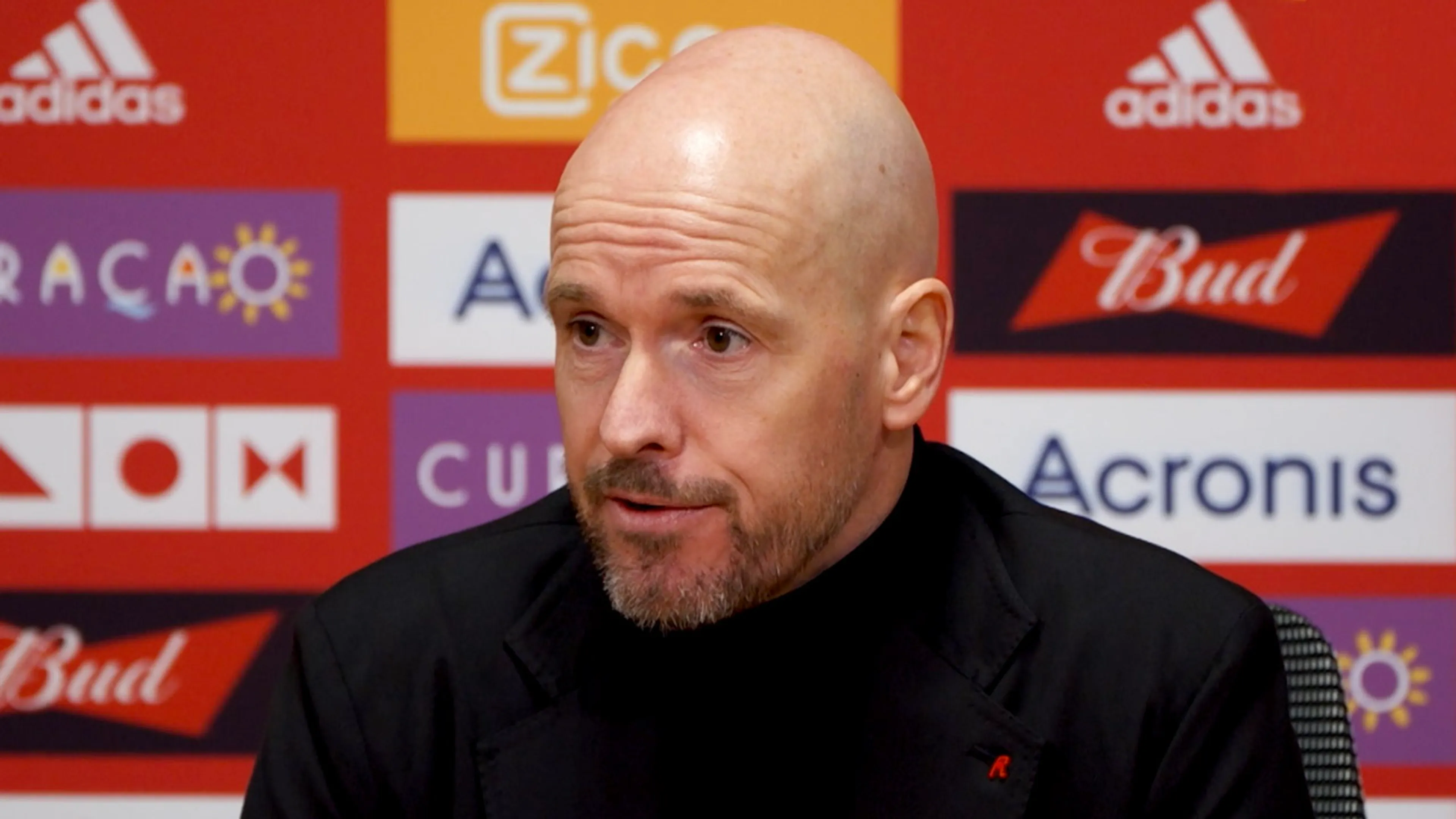 Ten Hag steekt loftrompet over verdediging: 'Het zijn twee kanjers'