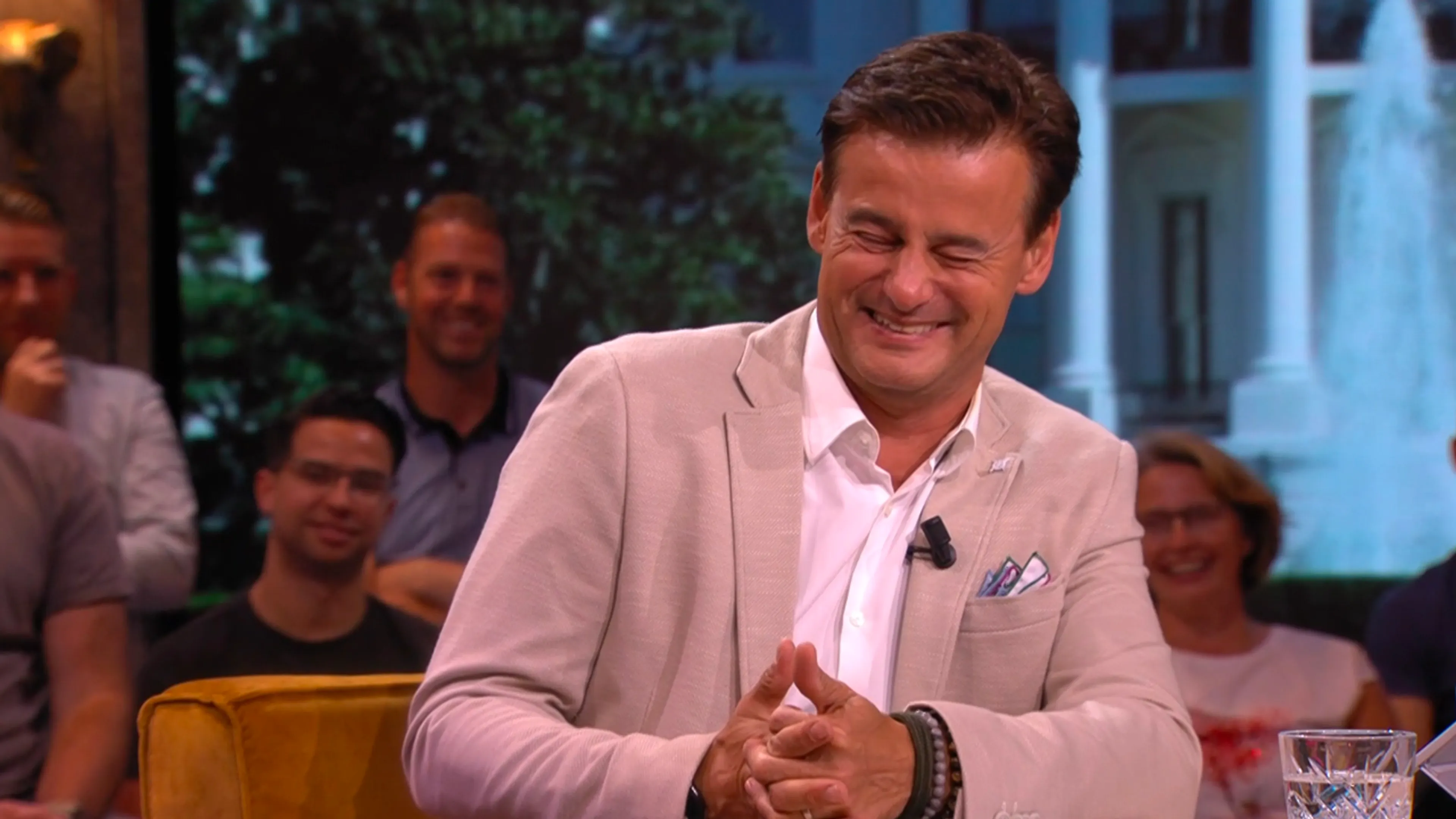 Wilfred maakt flauw grapje: 'Je mag dat water in z'n bek gooien hoor!'