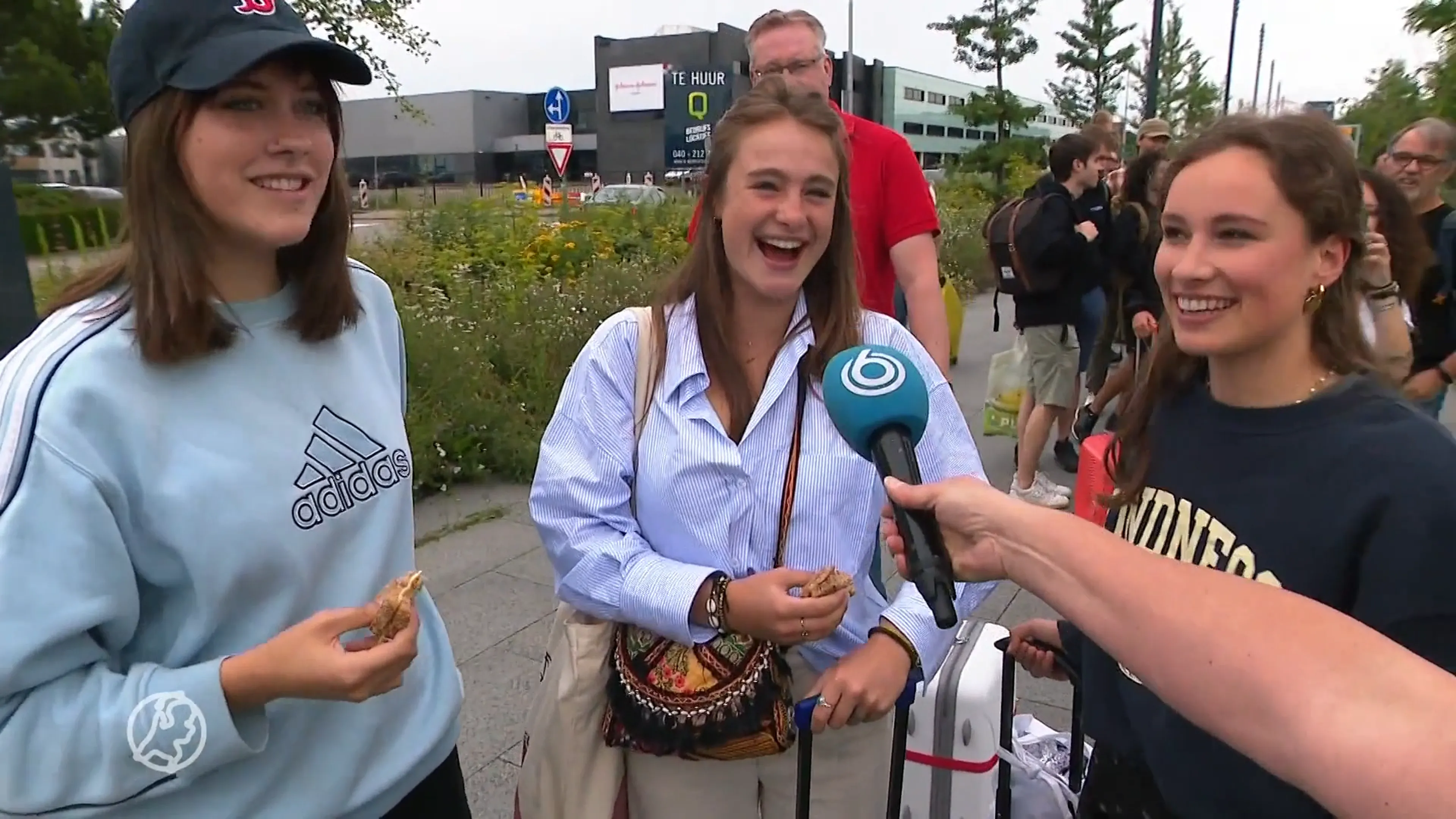 Lange rijen op Eindhoven Airport, maar de sfeer zit er goed in