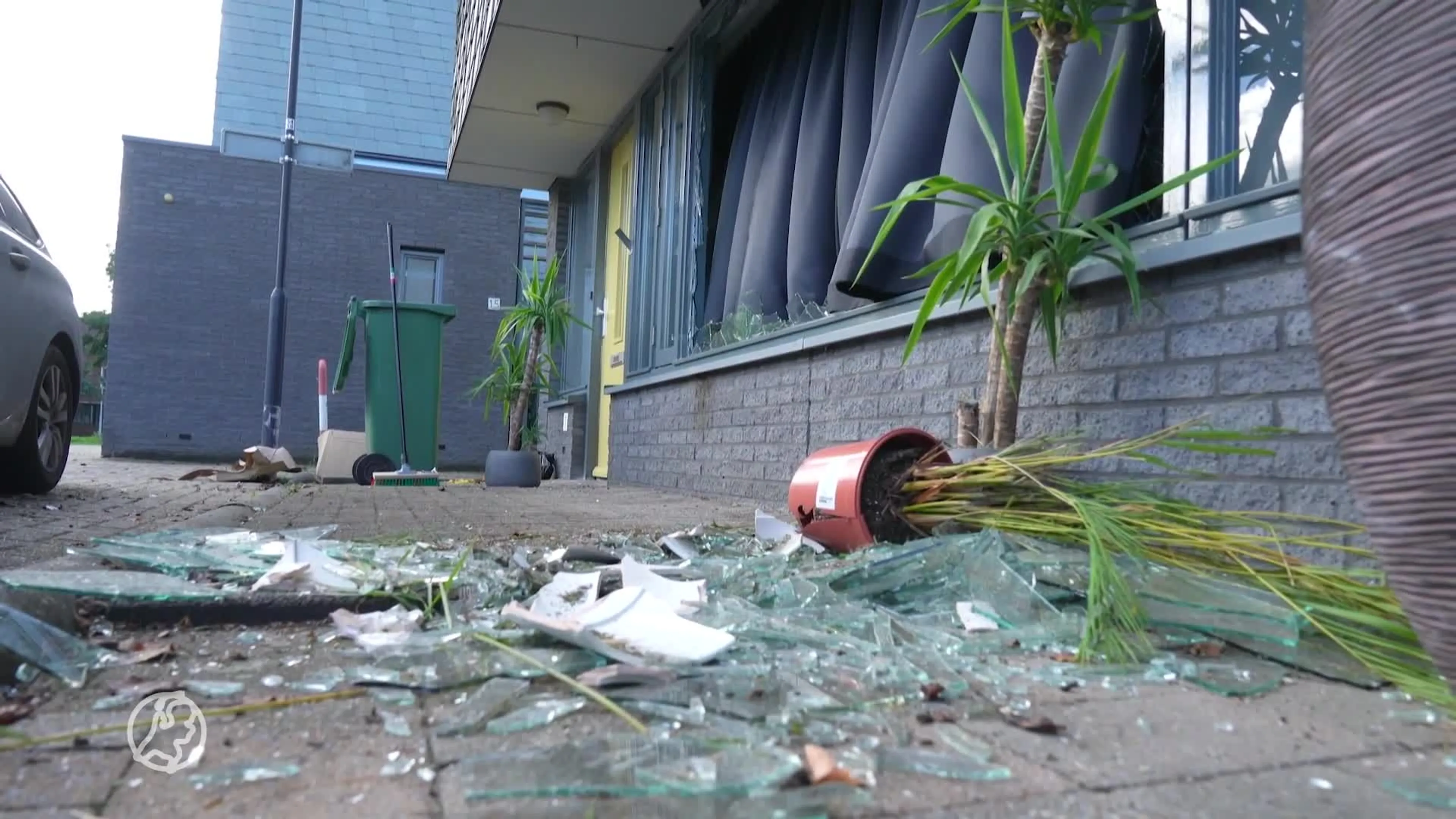Vuurwerkbom beschadigt auto's en woning in IJsselstein