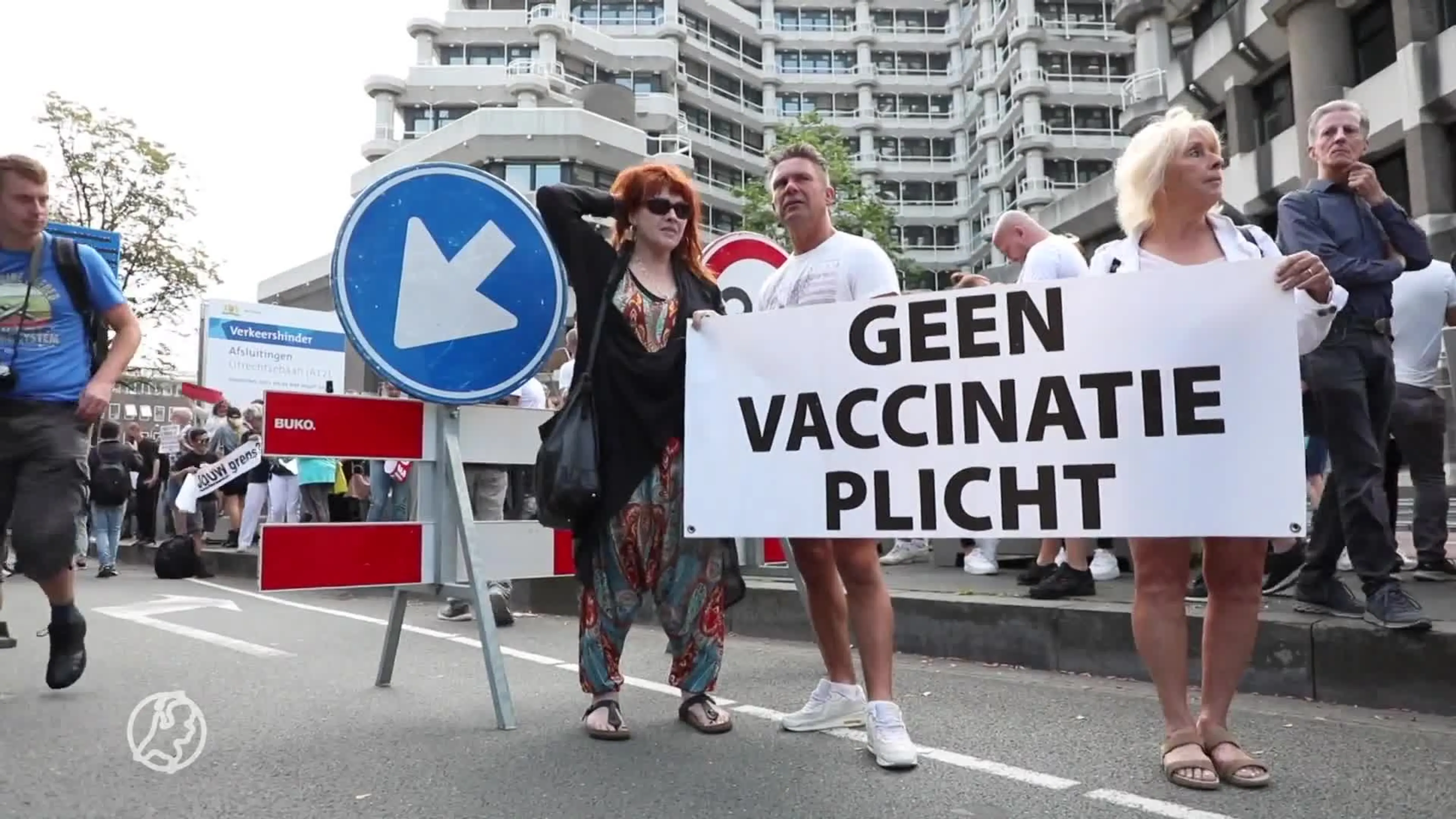 Eerste dag Tweede Kamer na reces verloop onrustig met demo voor de deur