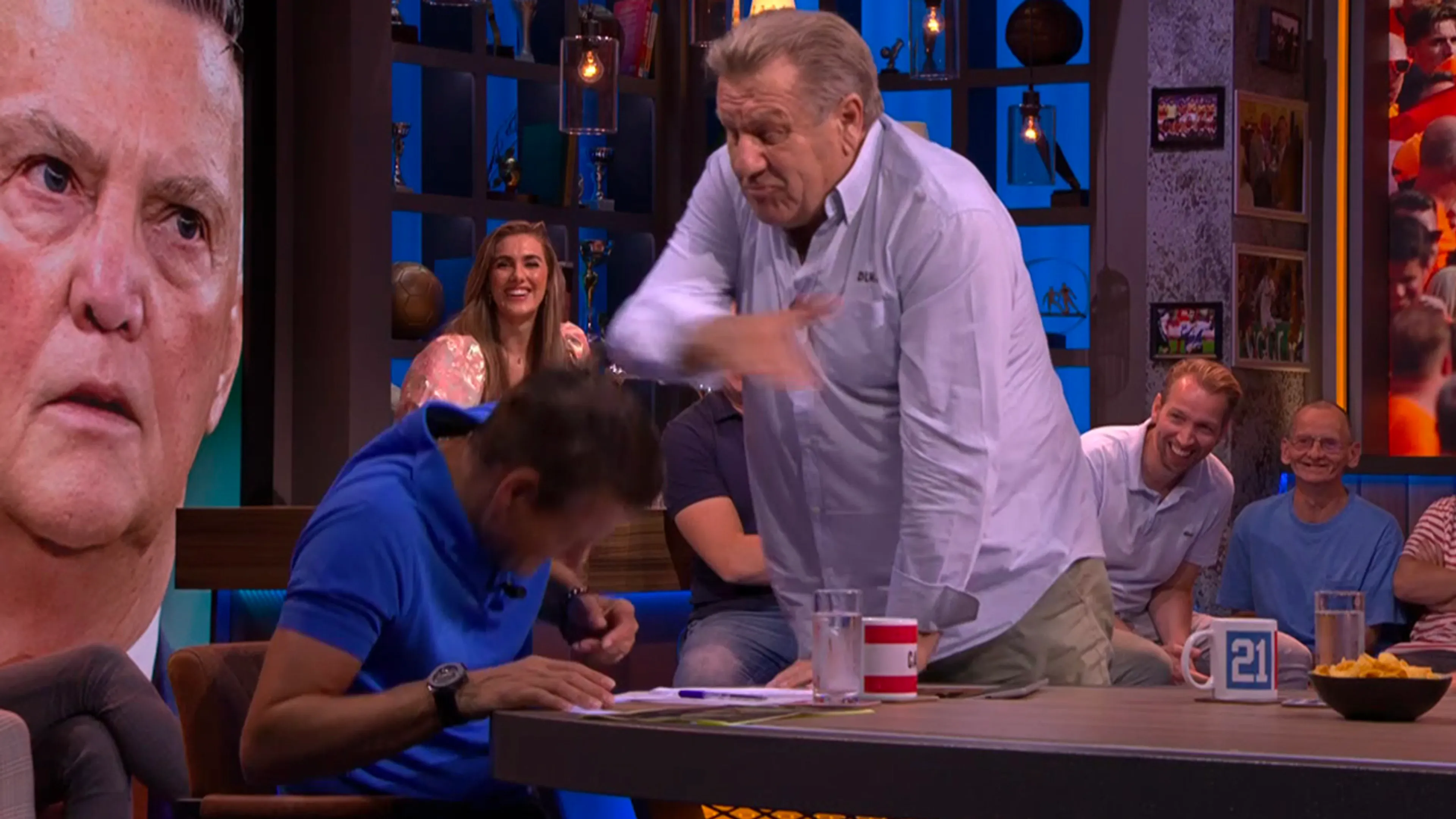 Jan staat op van tafel en geeft Wilfred een klap: 'Je moet normaal doen!'