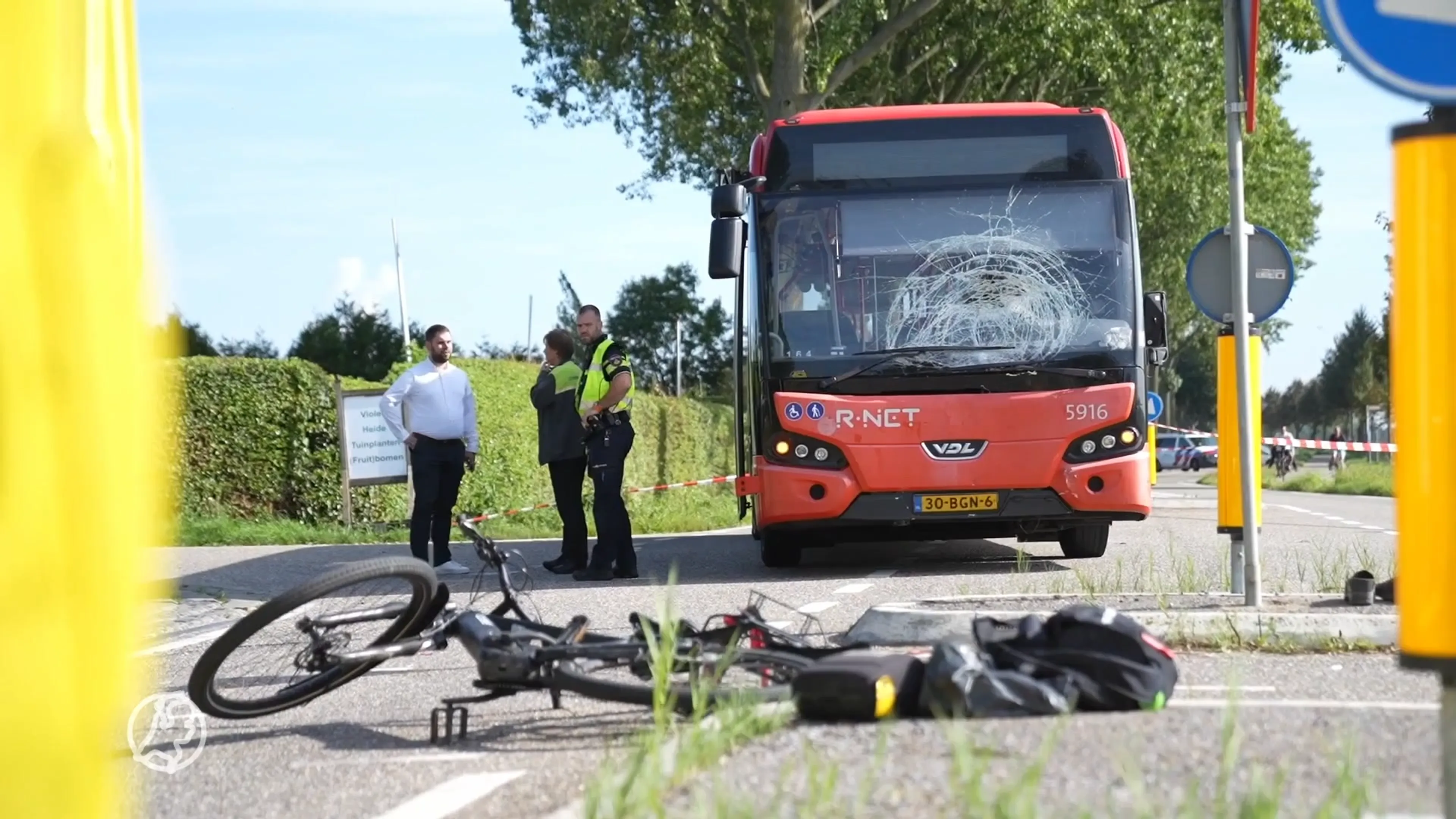 Tiener in 'zorgwekkende toestand afgevoerd' na botsing met stadsbus