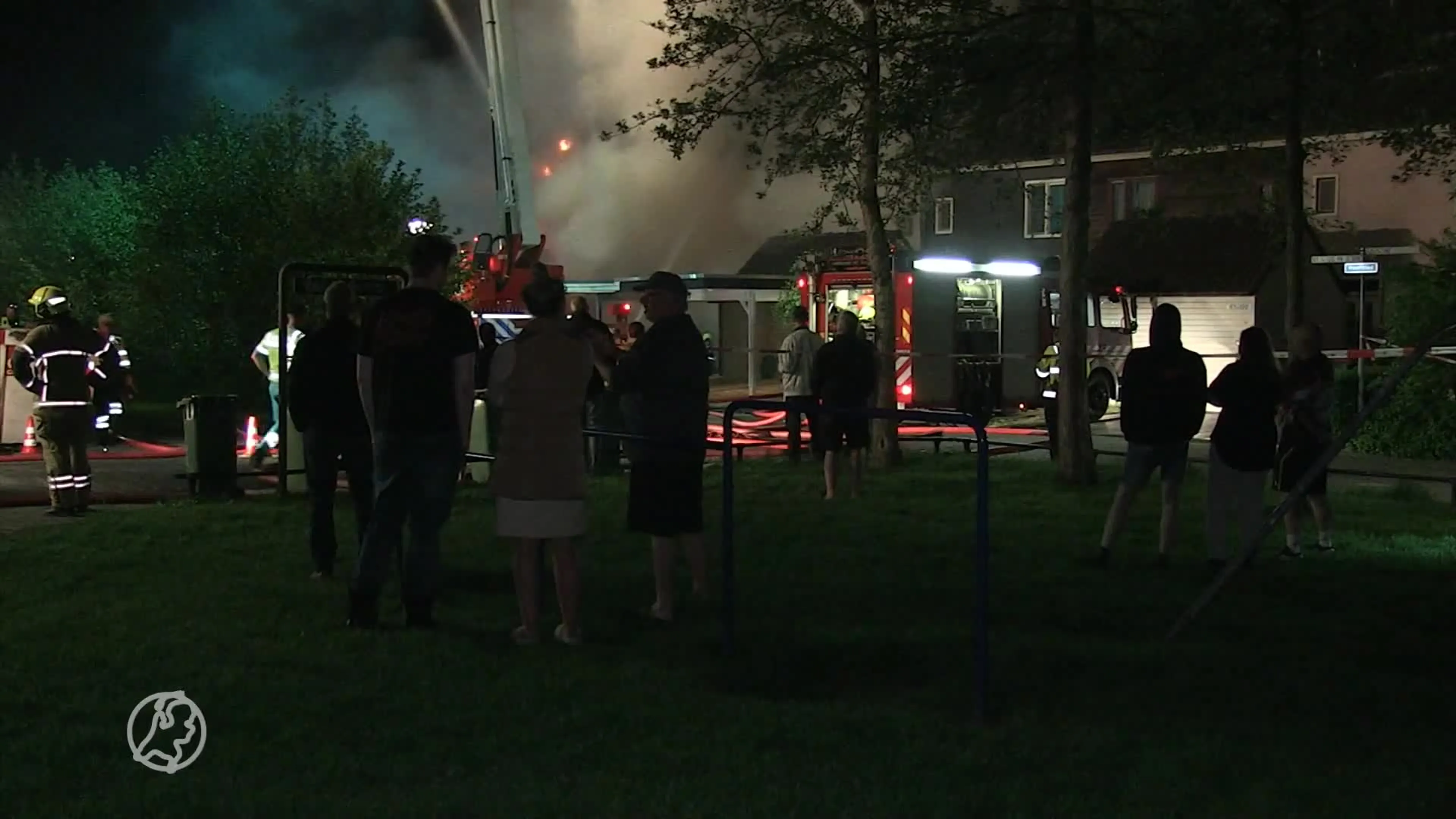 Meerdere woningen ontruimd bij grote brand in Zwaag
