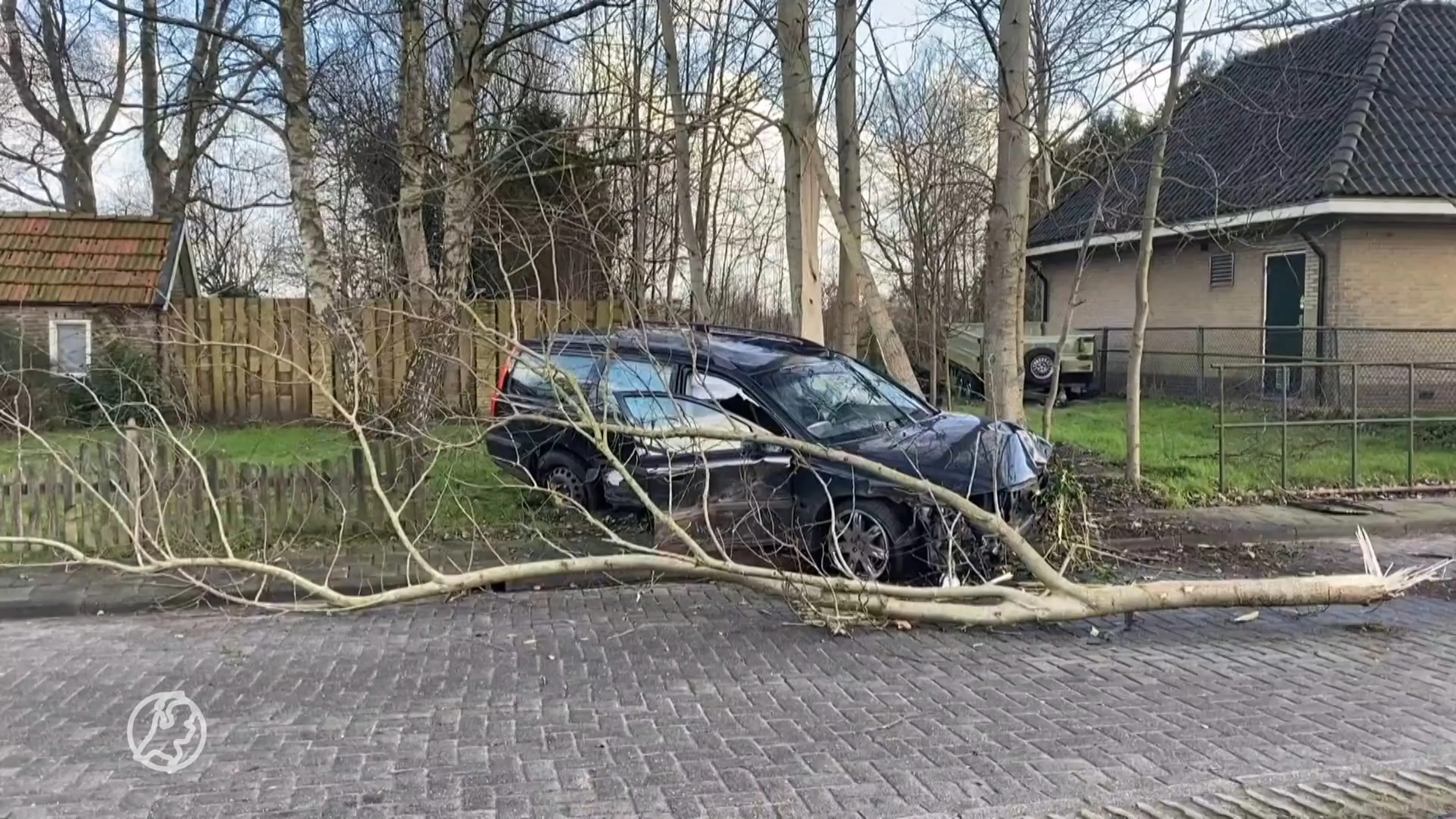 Auto met inbrekers crasht na politieachtervolging bij Rottevalle: 'Geen slimme actie'