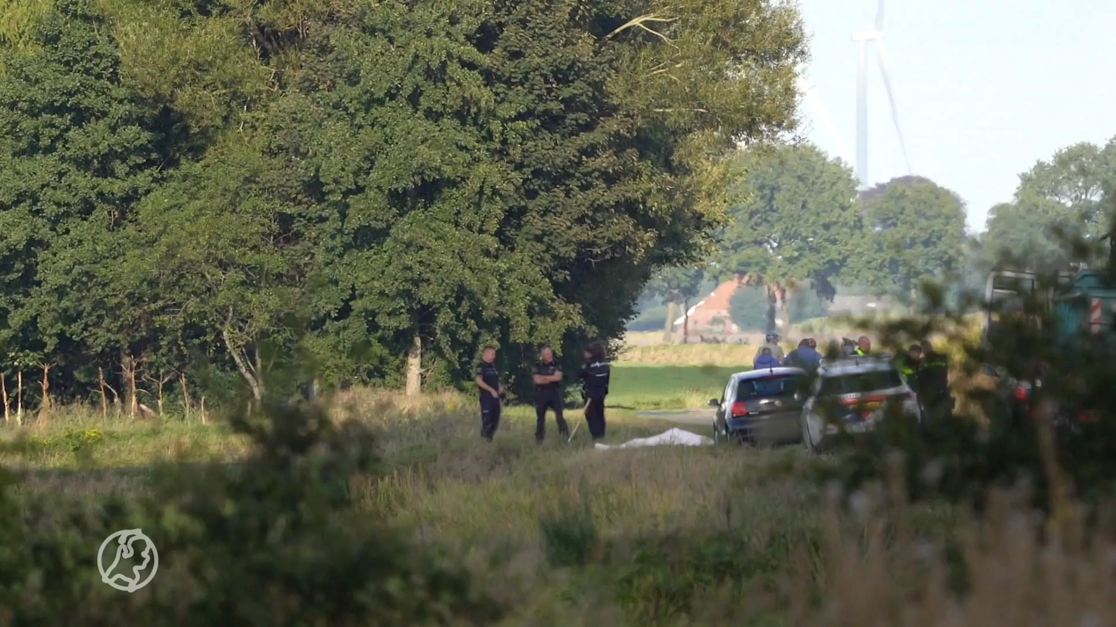 Man rijdt sloot in met scootmobiel en overlijdt