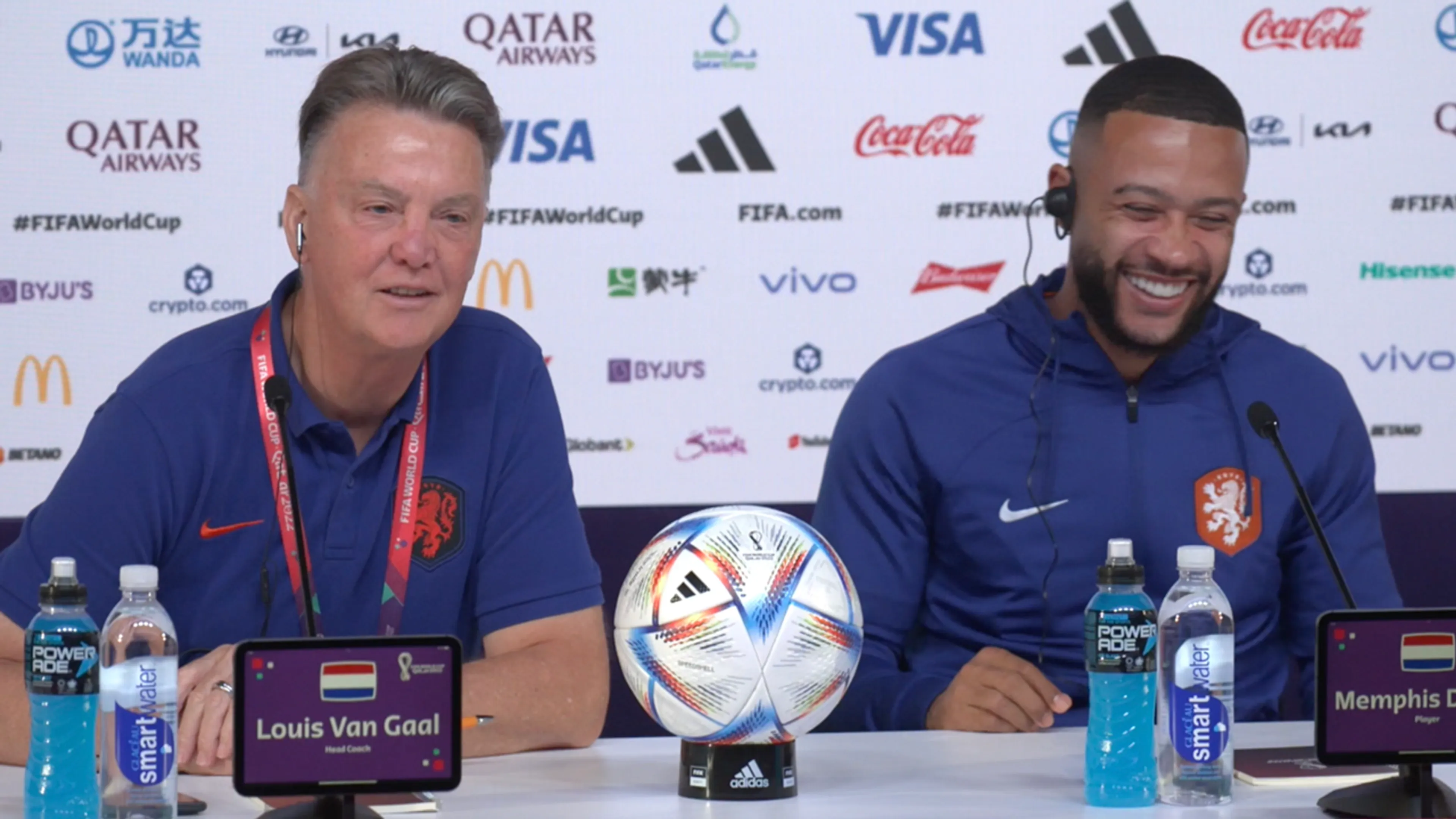 Van Gaal bezorgt Memphis slappe lach: 'En nu zoenen we elkaar op de mond!'