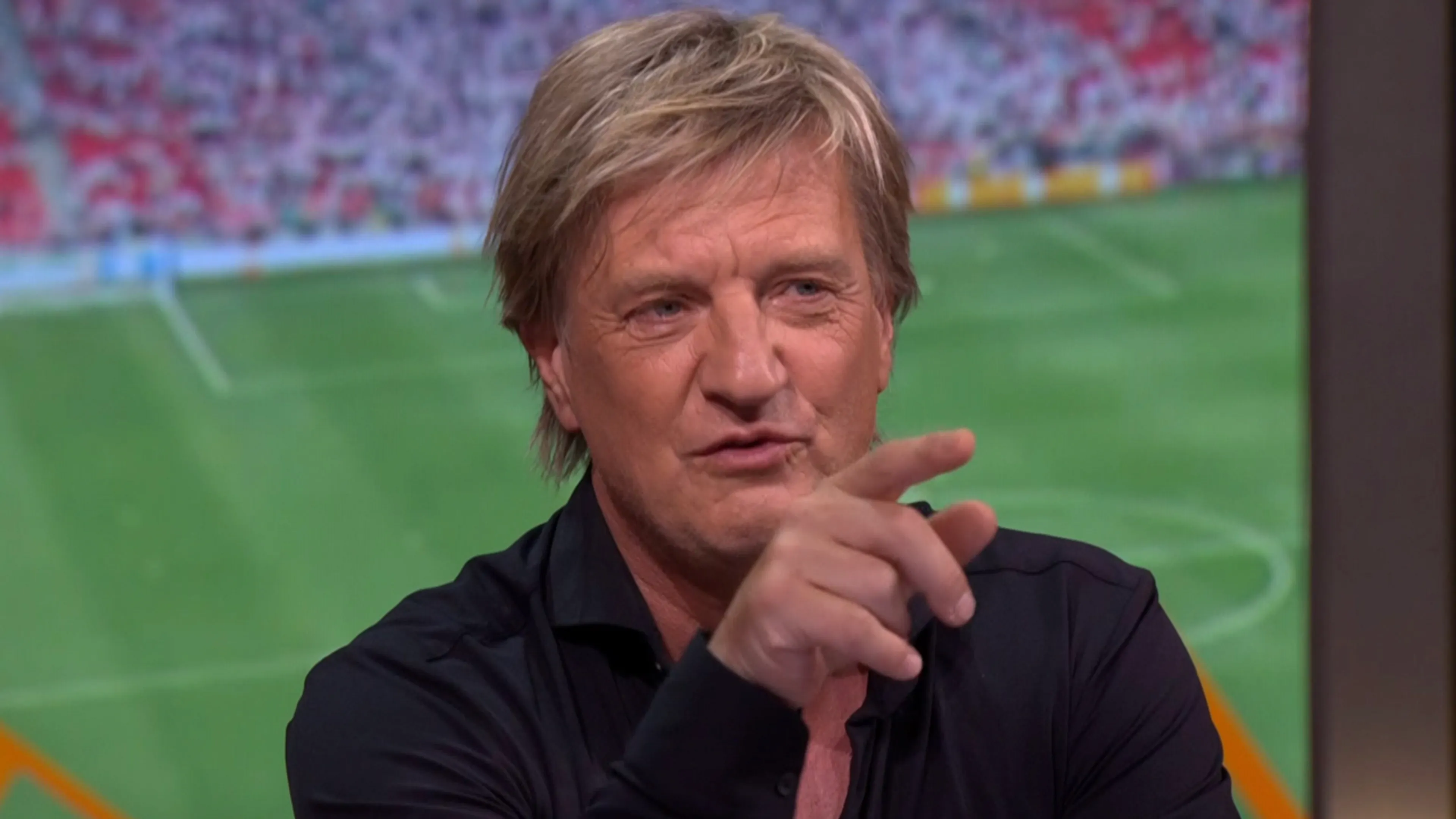 Wim ergert zich aan openingsceremonie: 'We willen de voetballers zien!'