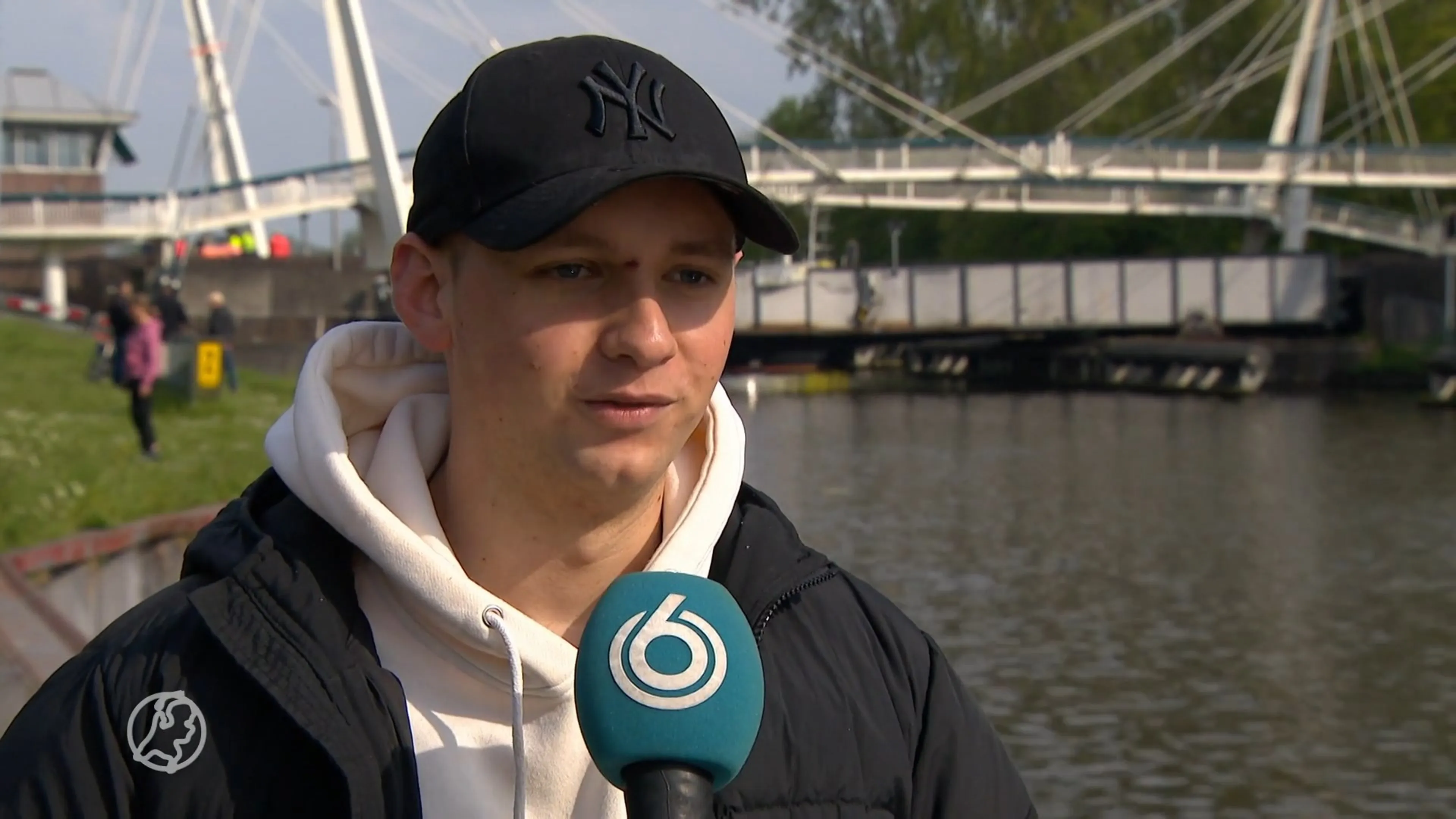 Jesse reed met zijn scooter op de brug toen een schip hem omv...