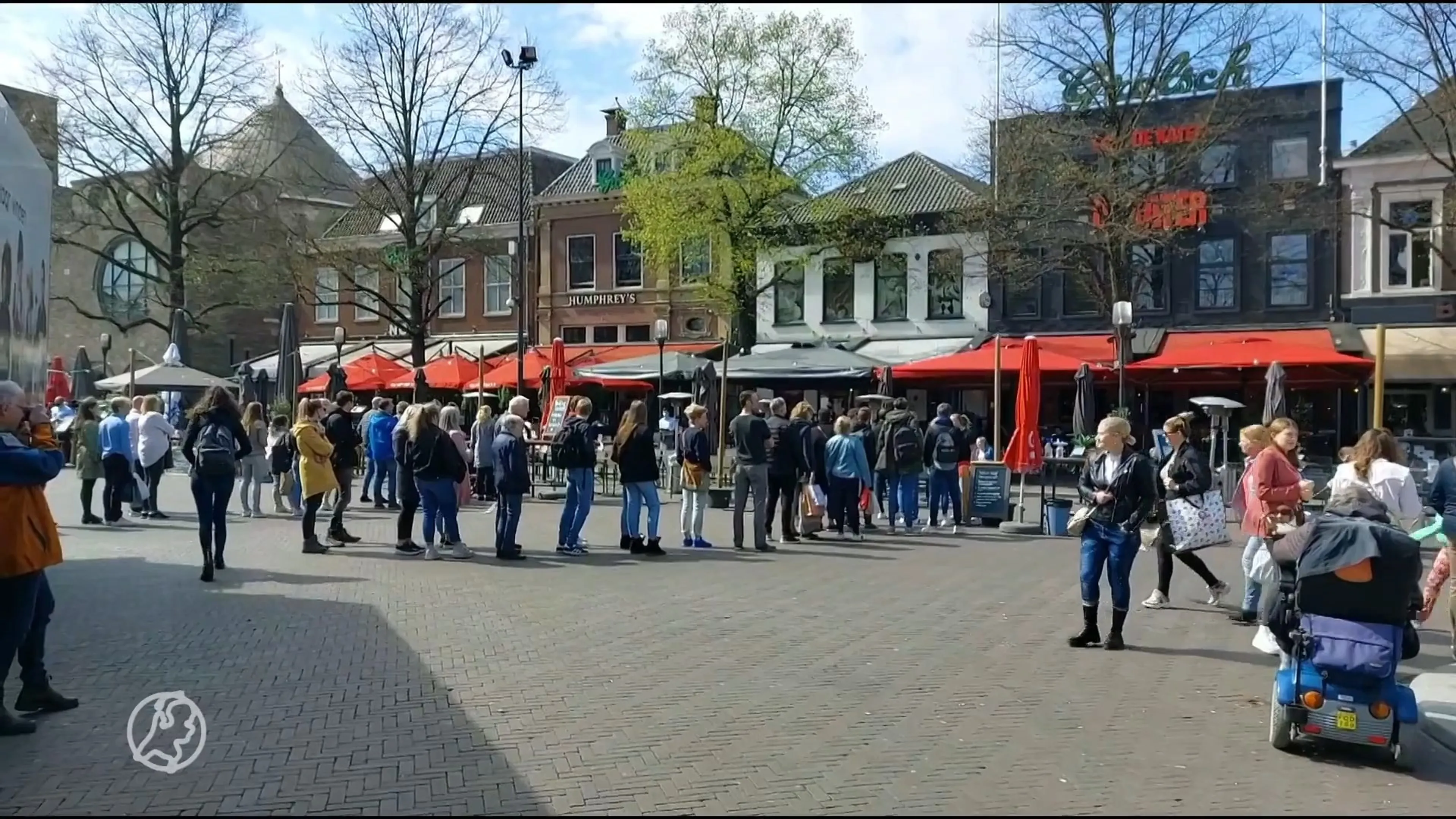 Mensen staan in de rij om terras op te mogen in Enschede