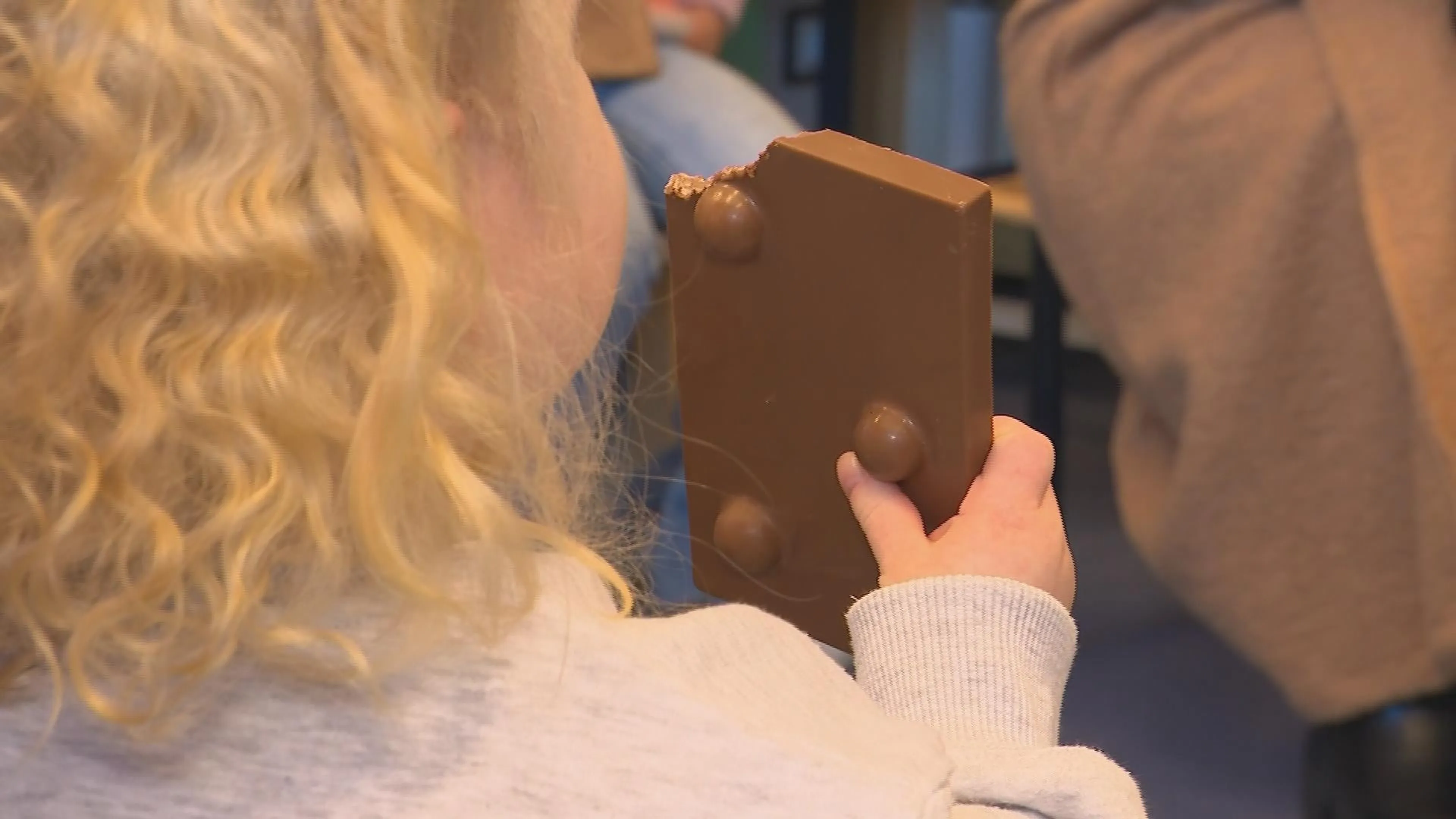 Slechtziende kinderen verrast met braille-chocoladeletters