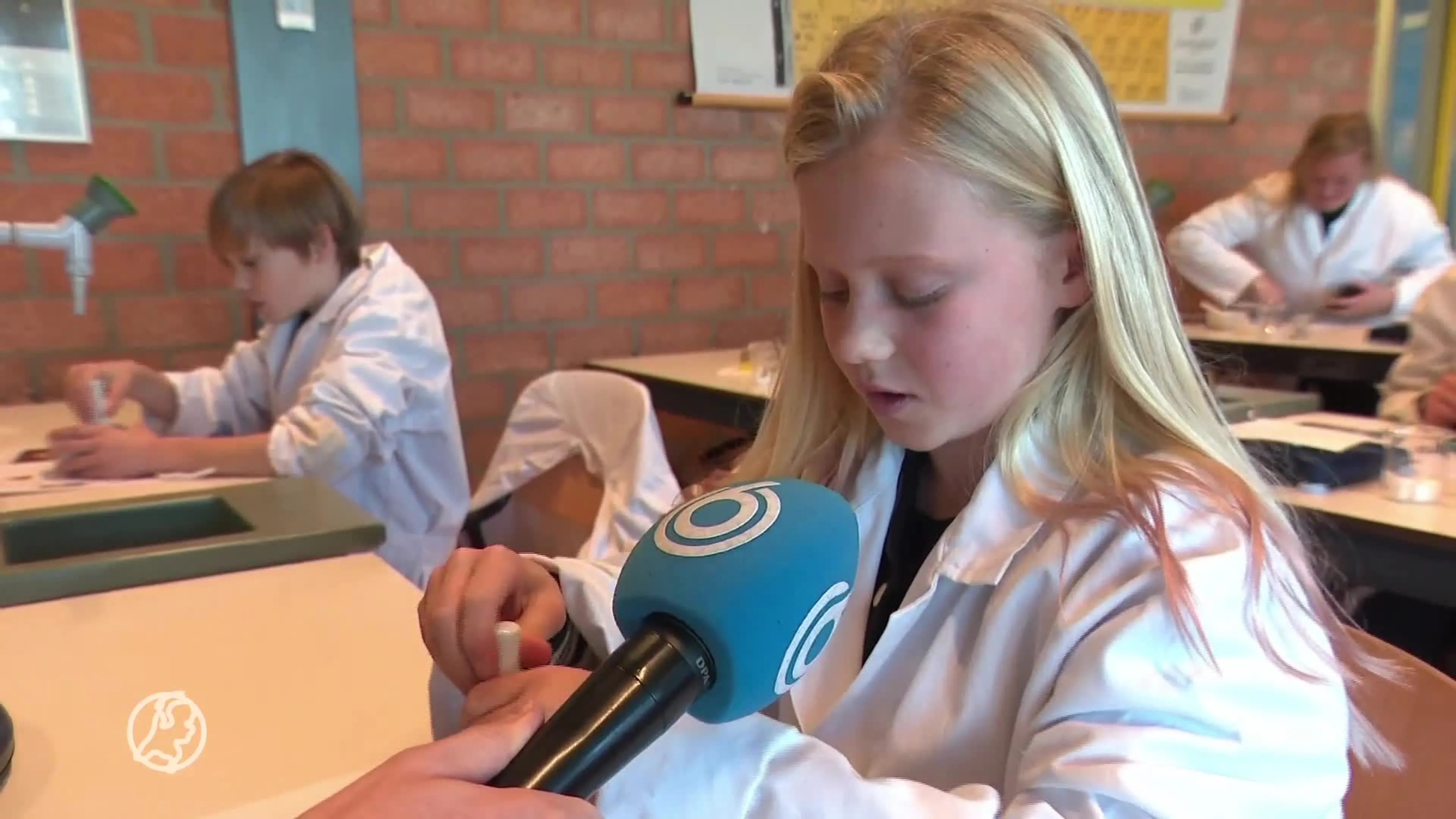 Volendamse leerlingen krijgen les in het maken van vuurwerk: 'Het is hier een beladen onderwerp'