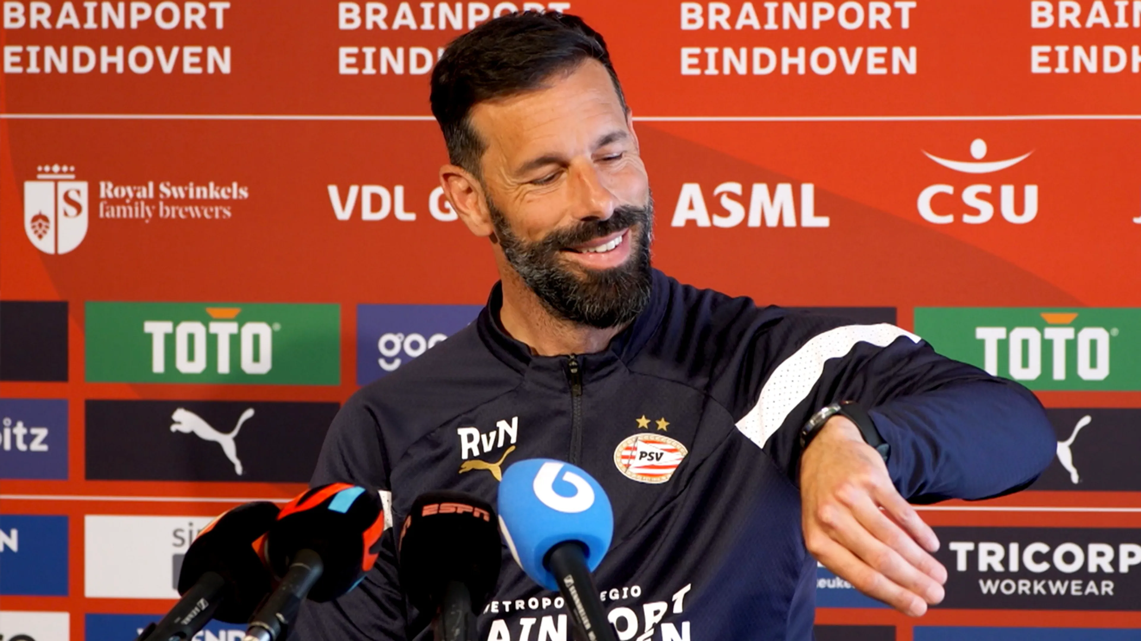 Van Nistelrooij wordt gevraagd naar identiteit en speelwijze van PSV: 'Heb je nog even?'