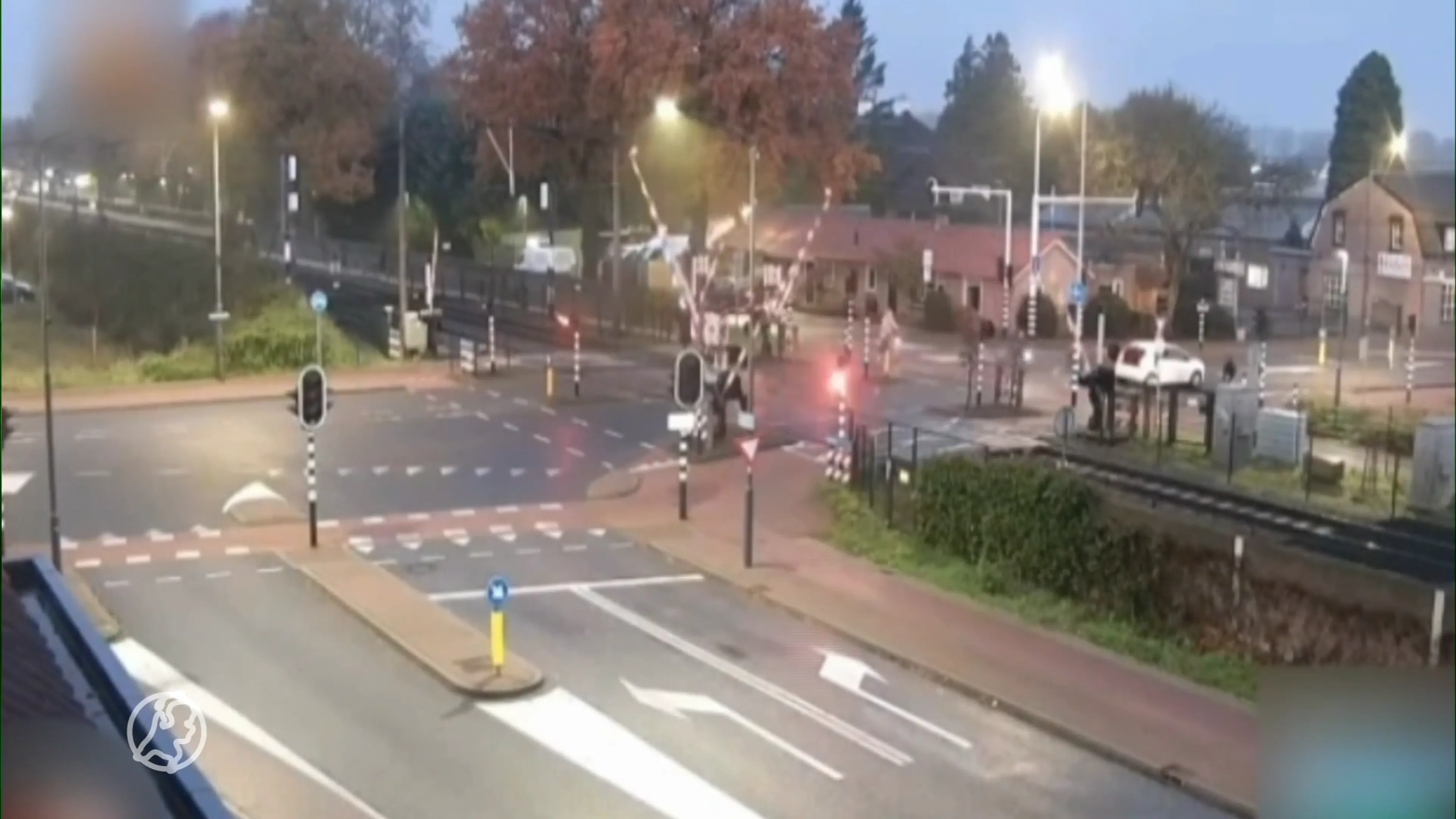 ZIEN: Auto racet onder slagbomen door en knalt op 14-jarige jongen