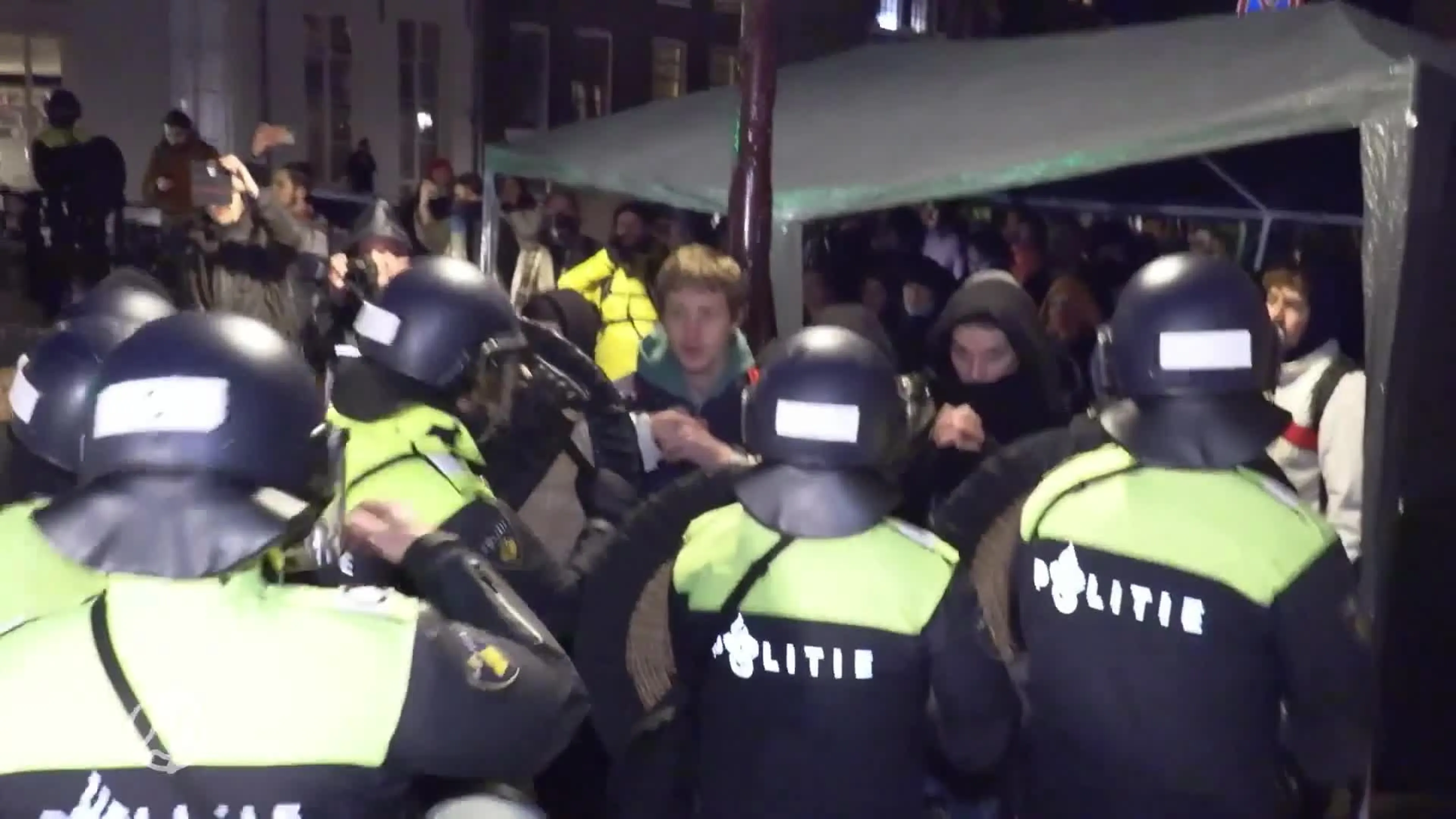 ME grijpt in: klimaatactivisten uit gebouw Universiteit van Amsterdam gezet