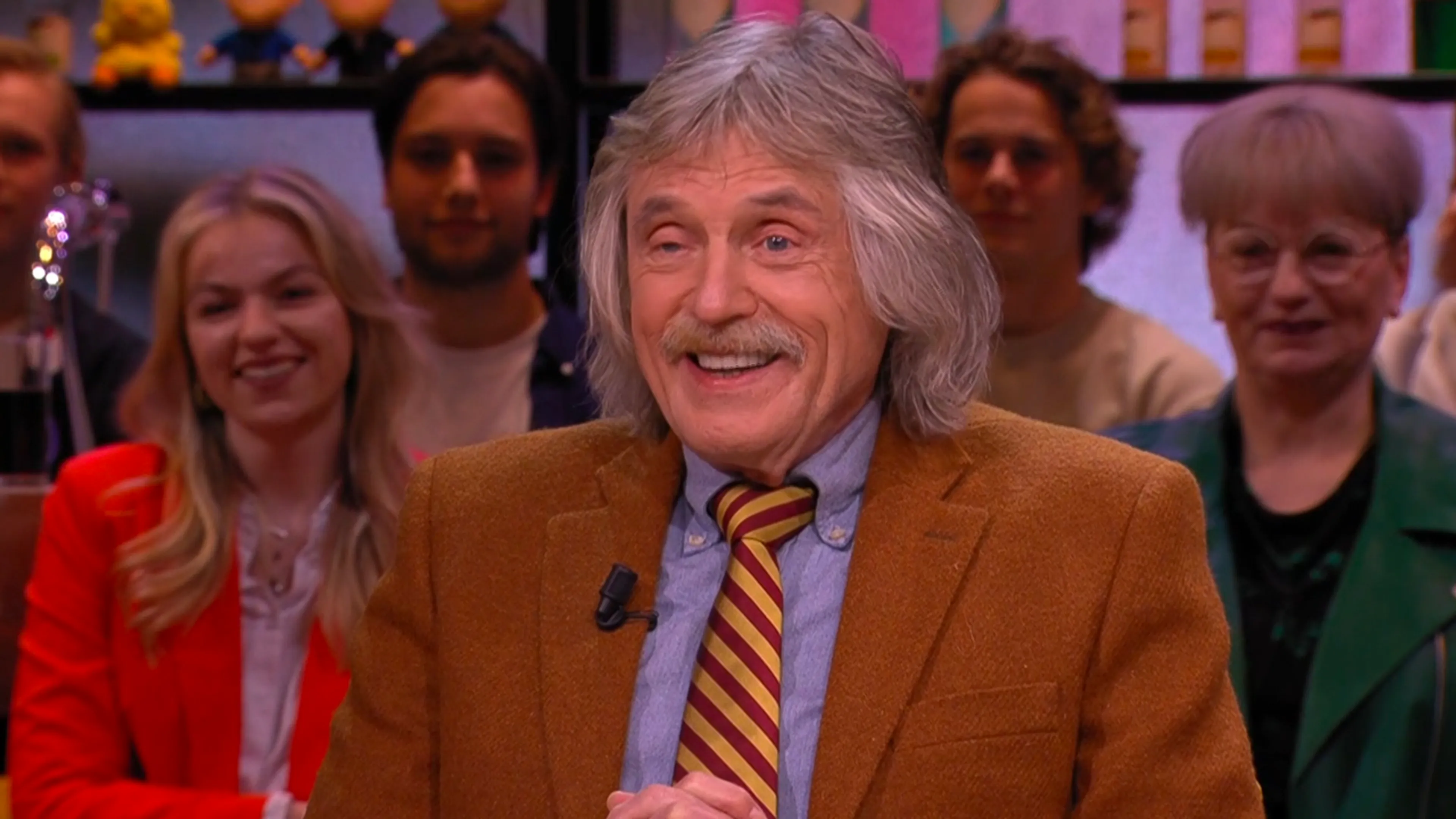 Wilfred opent uitzending: 'Heb je dit weekend nog ergens aan gelikt, Johan?'