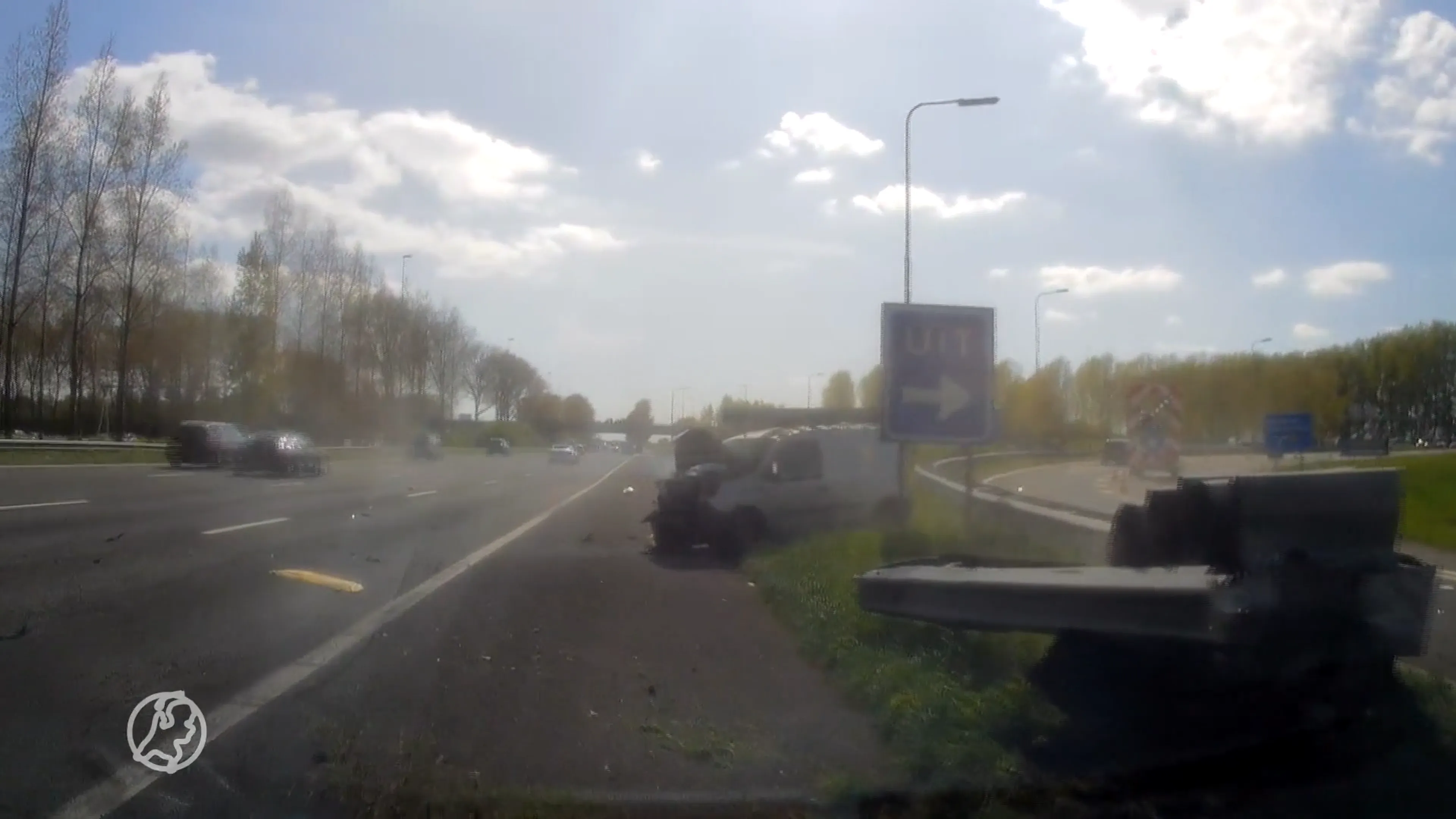 Nét op tijd remmen: beelden laten zien hoe bestuurder net aan ongeluk ontkomt