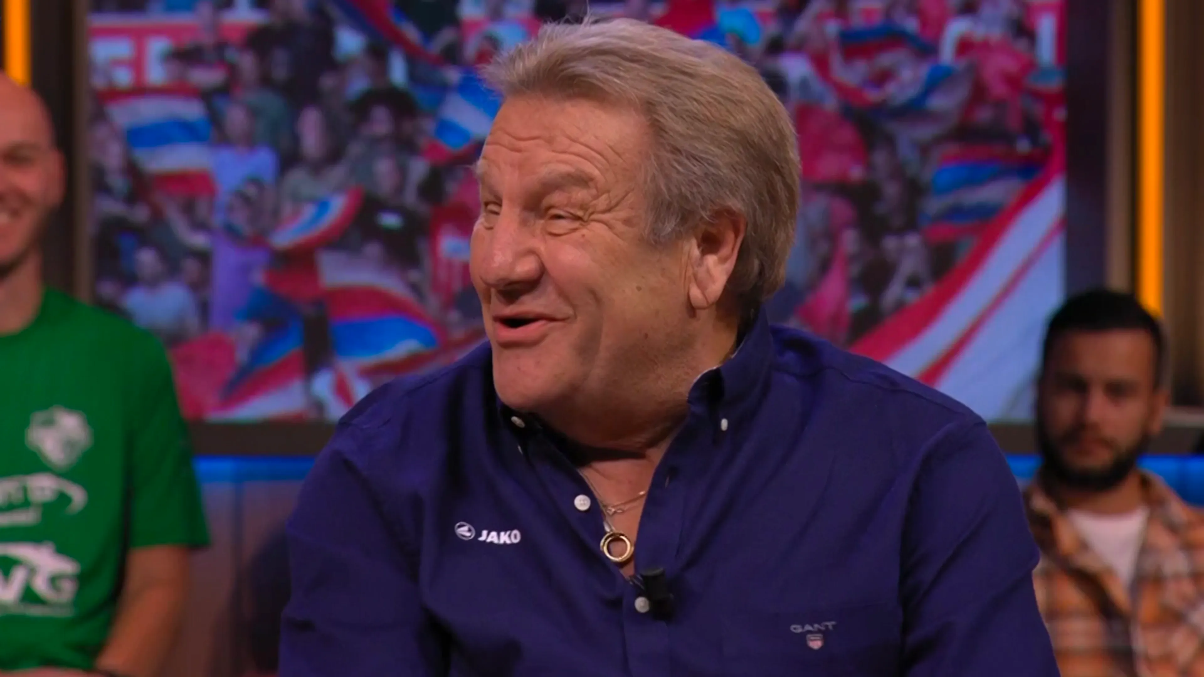Jan krijgt applaus van publiek na juist uitspreken van naam 'Kökcü'