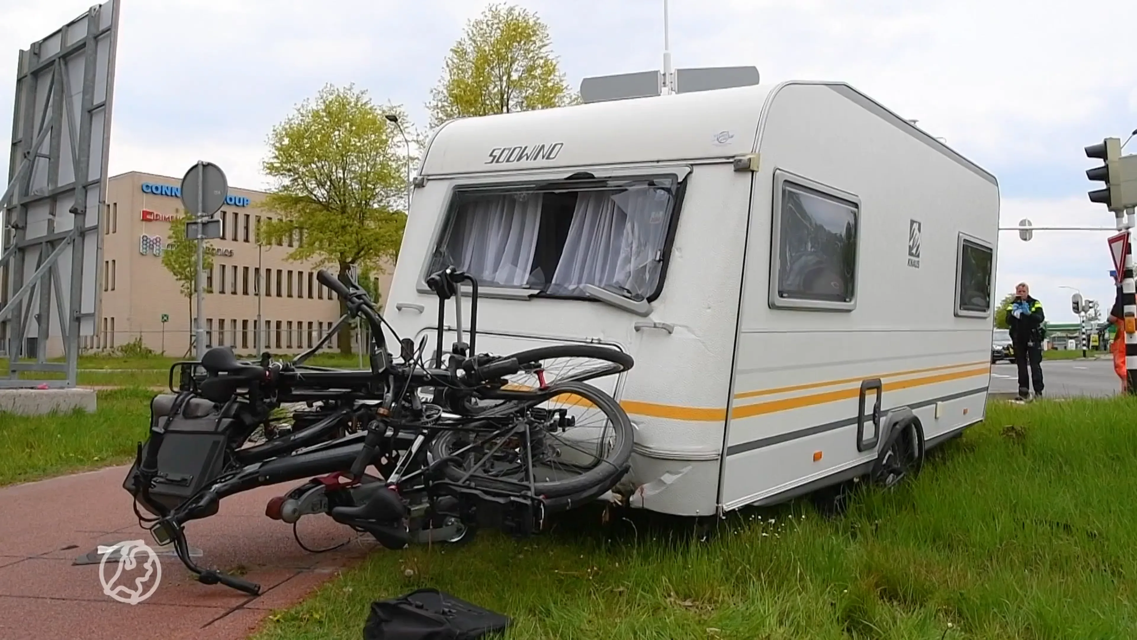 Caravan schiet los en knalt op wachtende fietser in Veldhoven