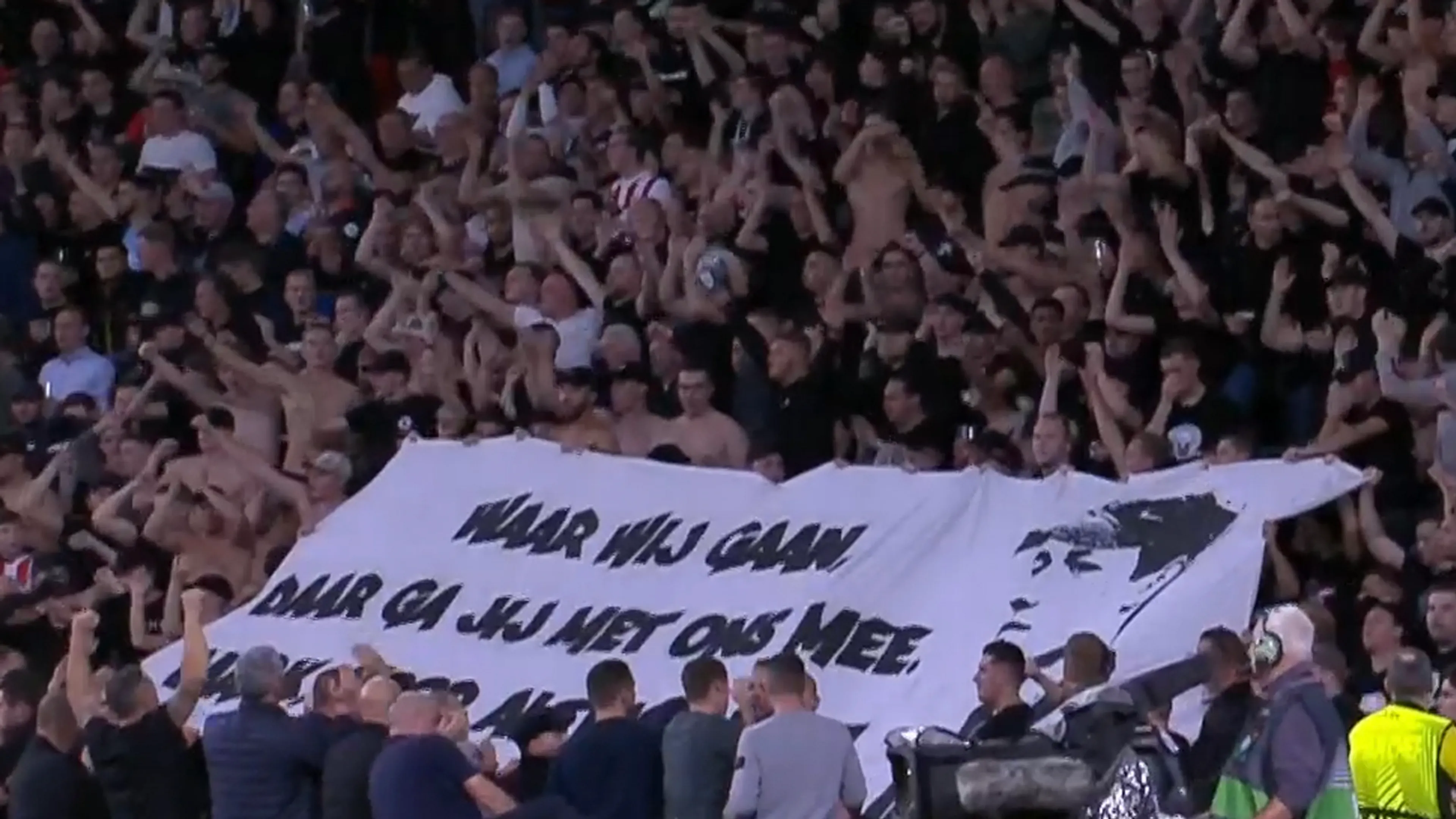 Philips Stadion applaudisseert voor PSV-supporter die overleed door verkeersongeluk