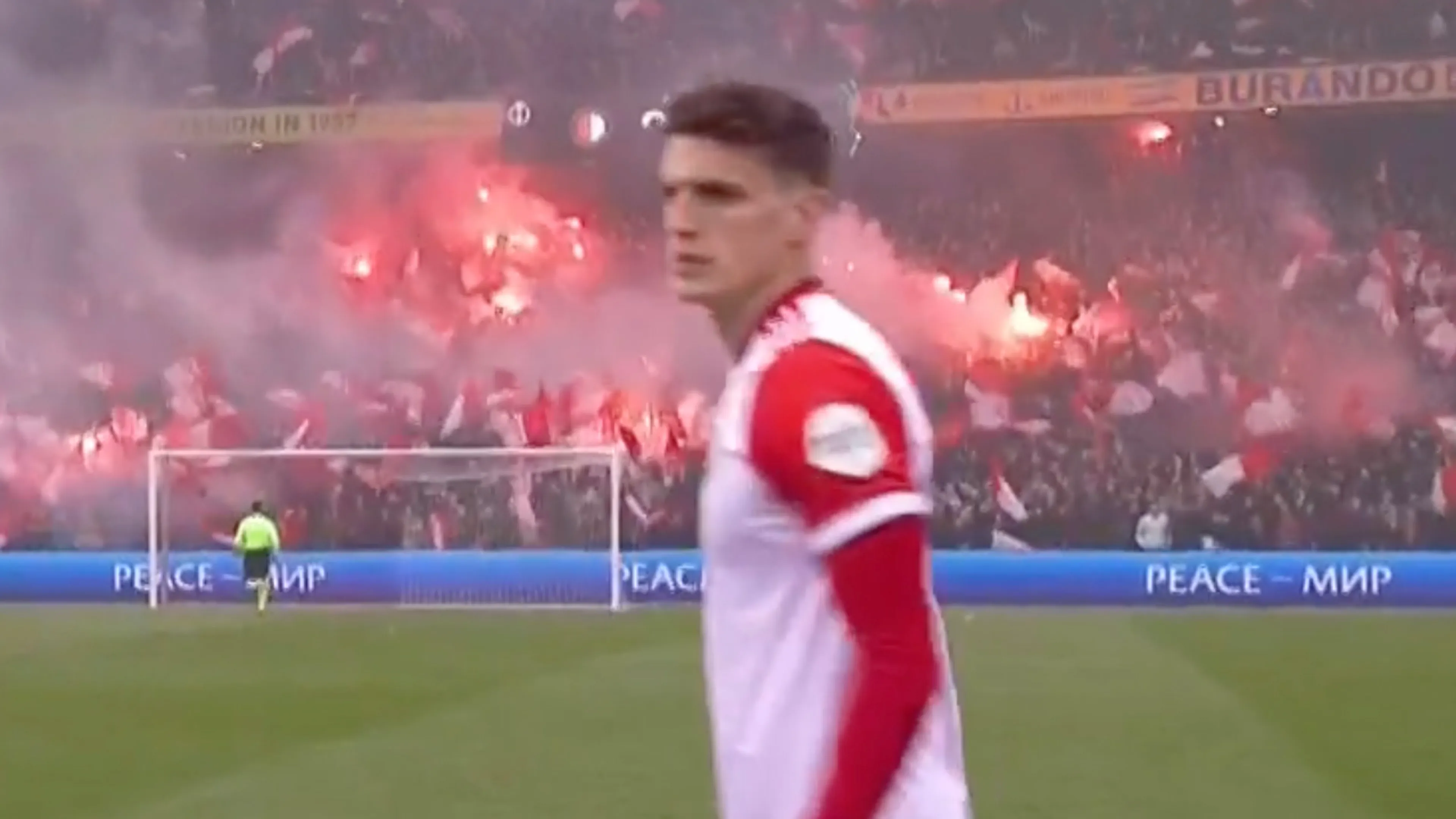 Opnieuw vuurwerk in De Kuip voorafgaand aan Conference League-duel Feyenoord