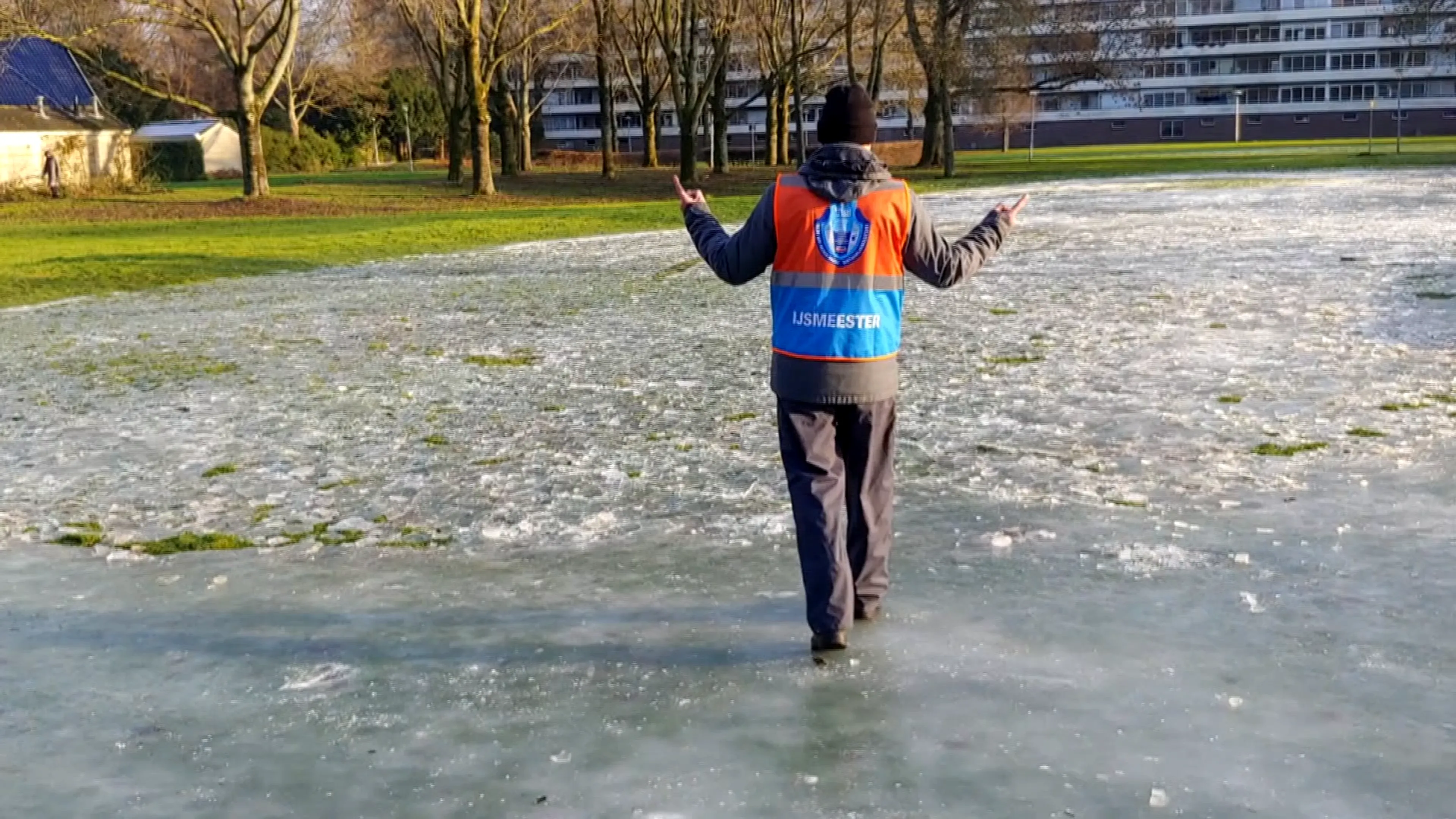 Schaatspret voorbij in Overvecht: reljeugd vernielt buurtijsbaan