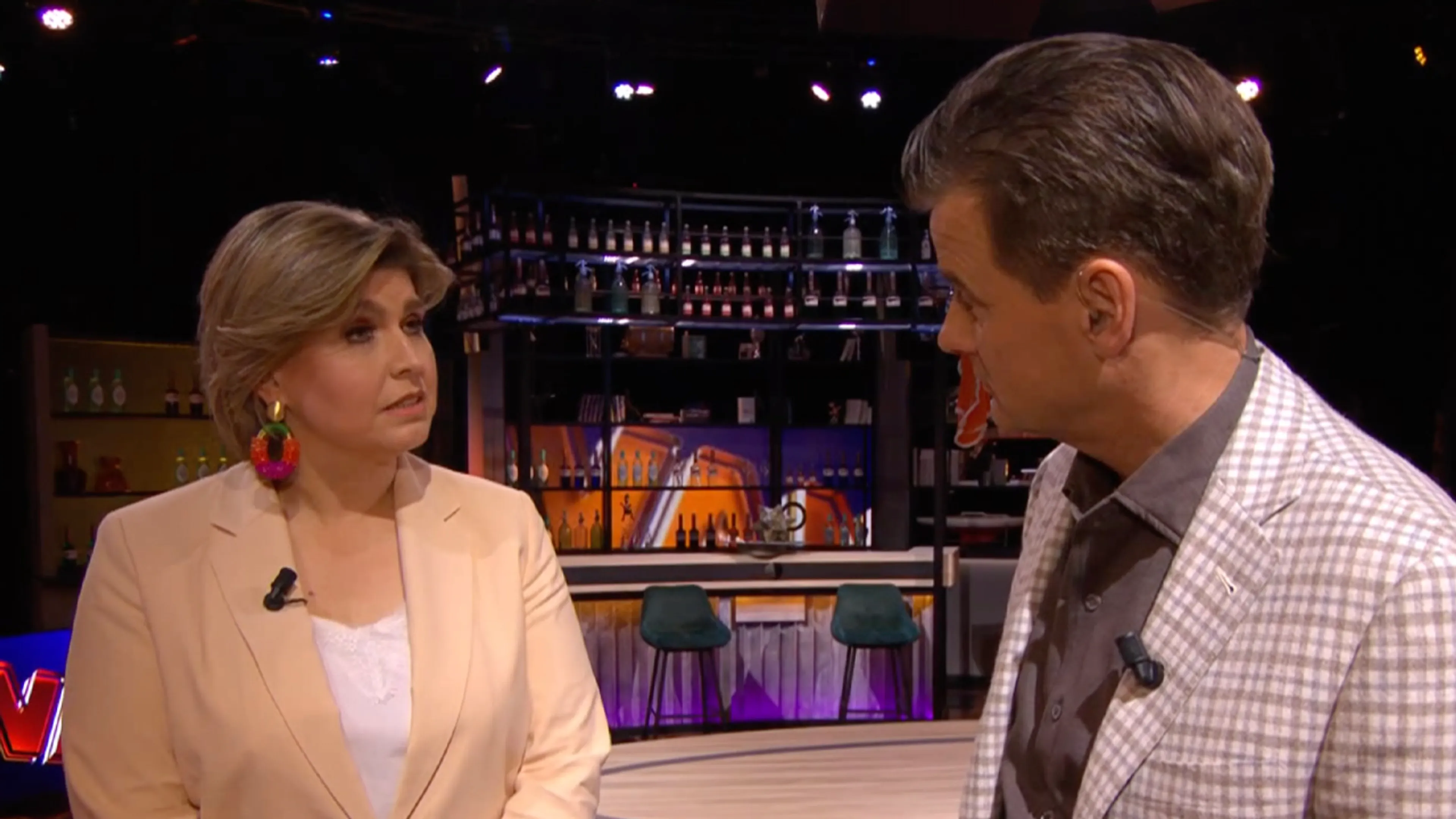 In de Wandelgangen: Wilfred hoort onthulling Angela de Jong over huishouden: 'Echt waar?!'