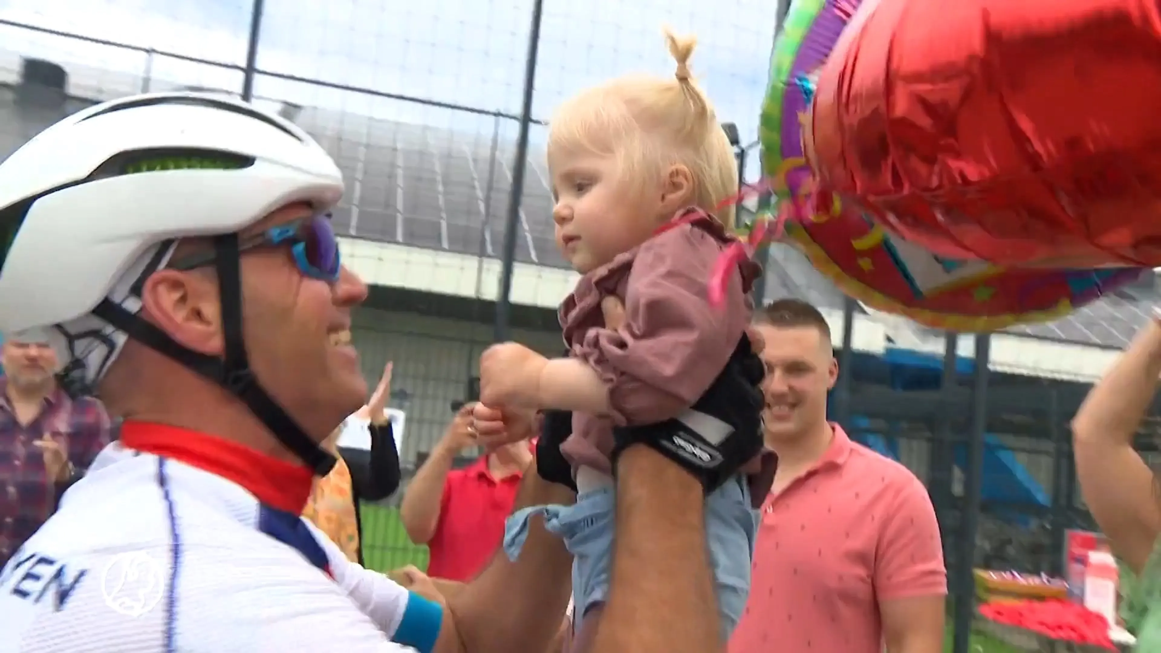 Opa Theo fietst 500 km aan hartjes voor kleindochter Vayen me...
