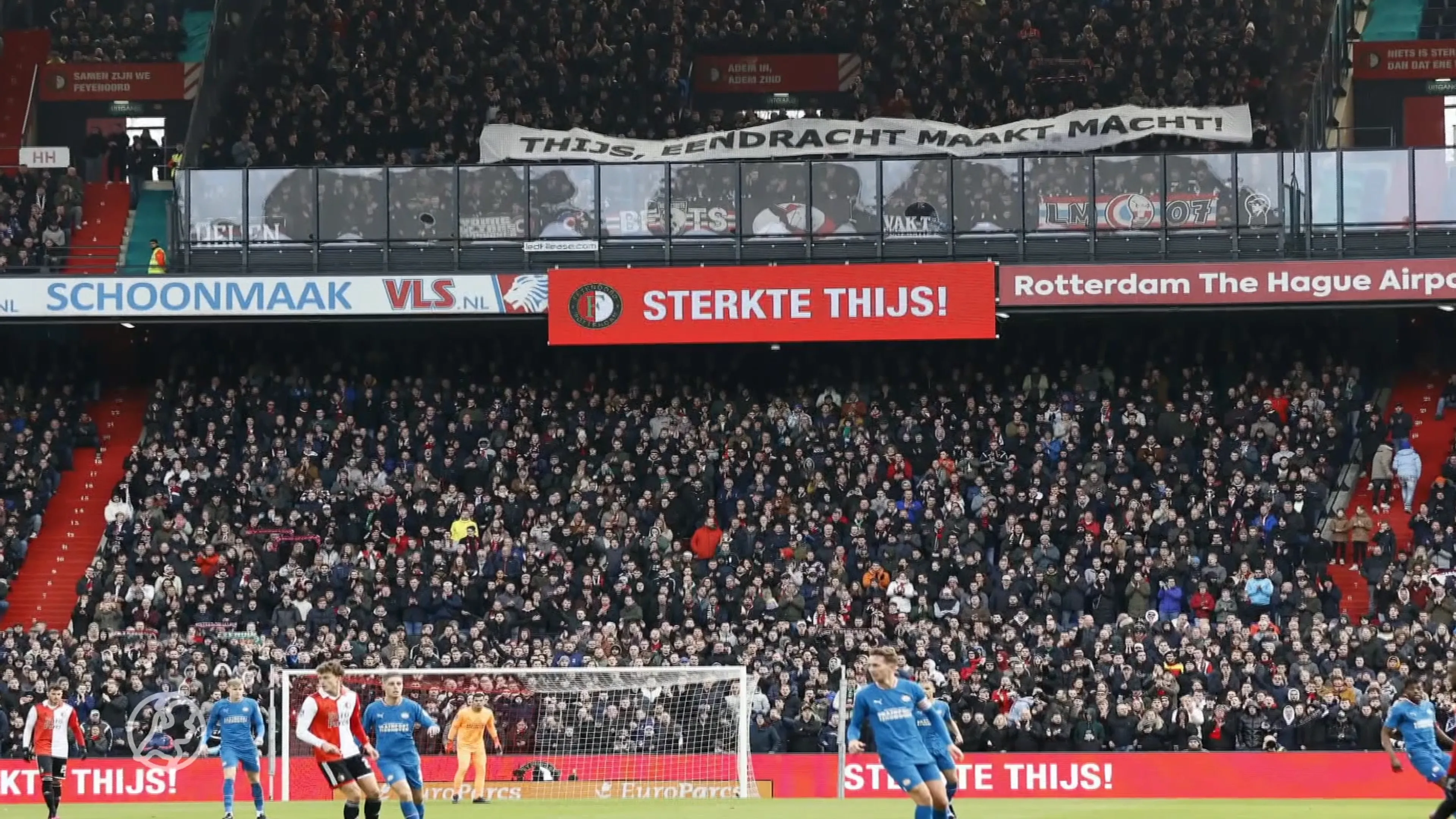 Duizenden supporters nemen afscheid van Slegers PSV-stadion