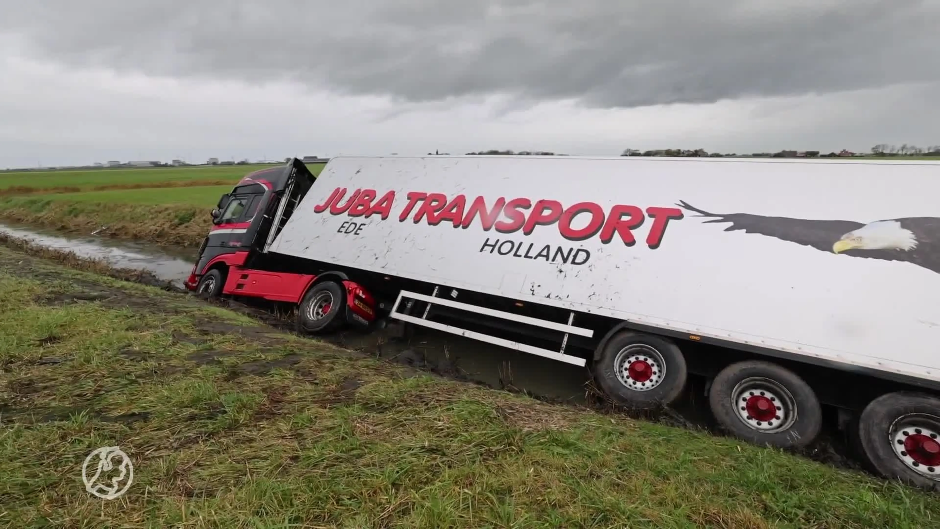 Vrachtwagen met kerstpakketten belandt in sloot door storm Ciarán