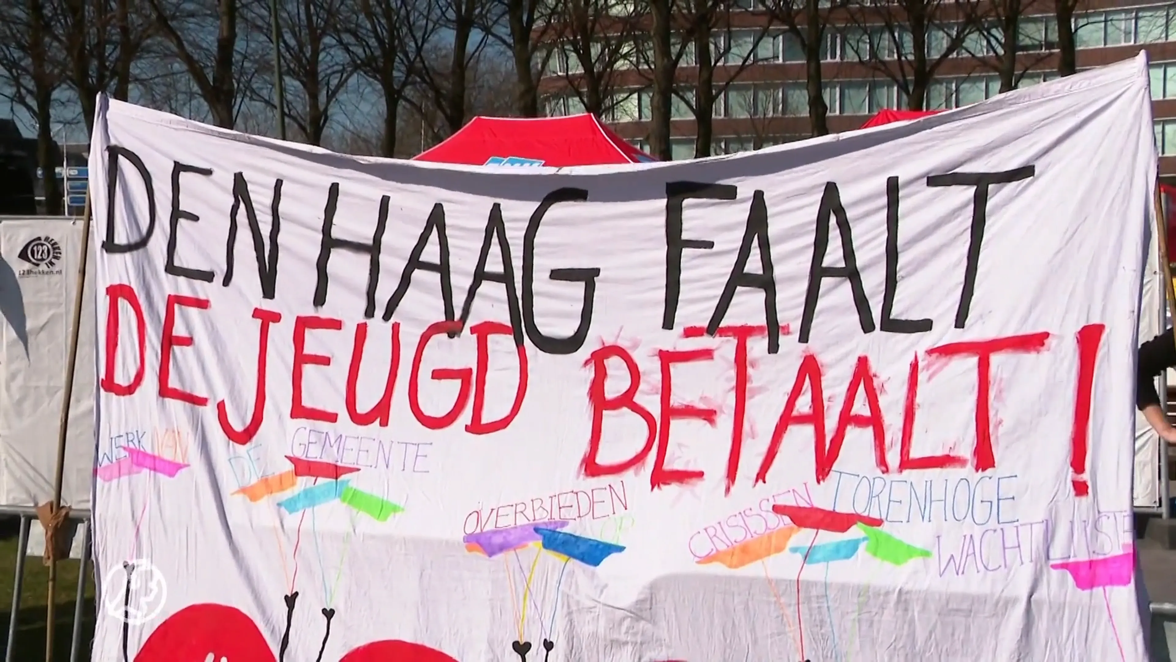 Duizenden mensen demonstreren op Malieveld tegen bezuinigingen op jeugdzorg