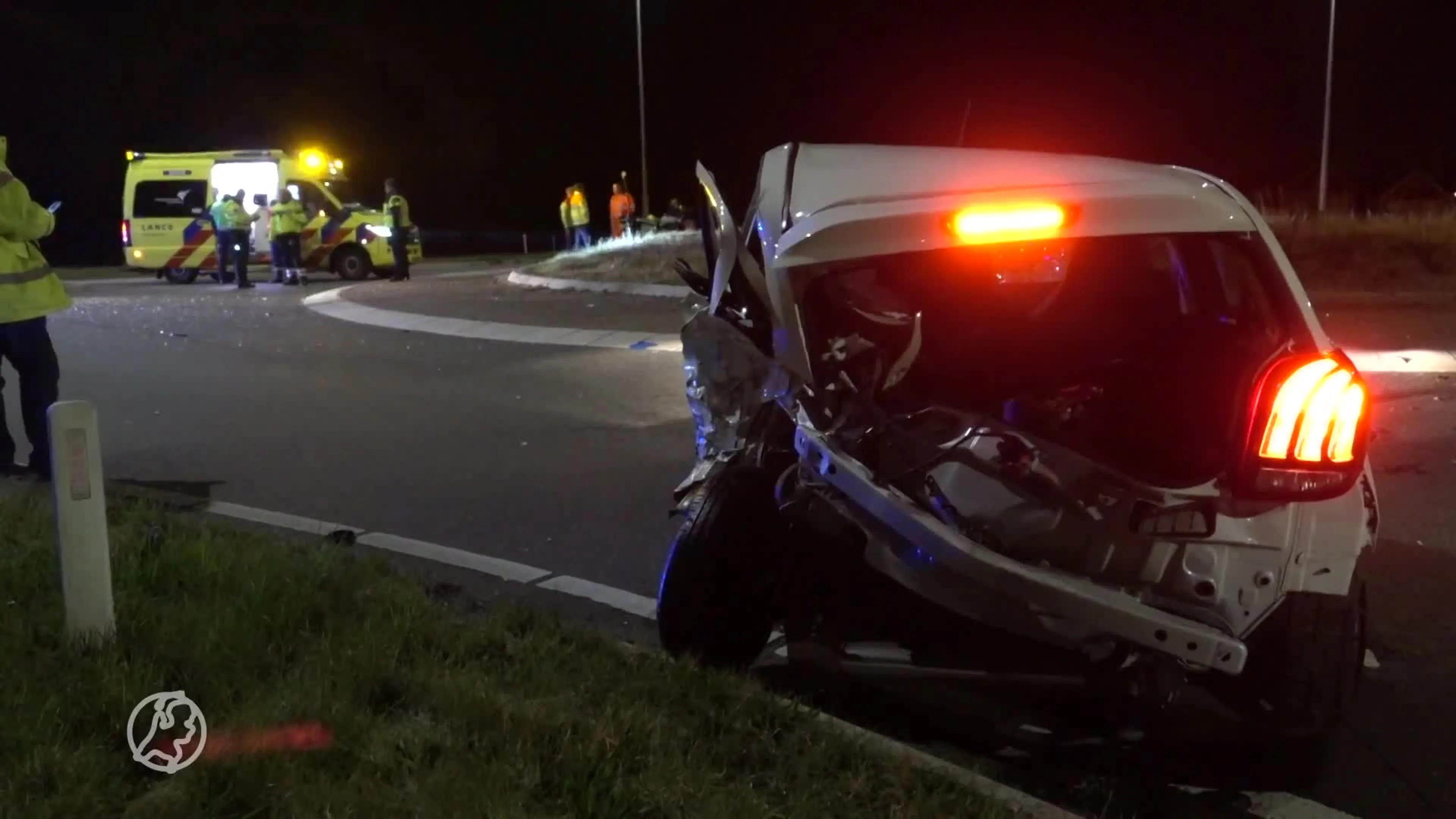 Auto vliegt met flinke vaart over rotonde in Burgervlotbrug