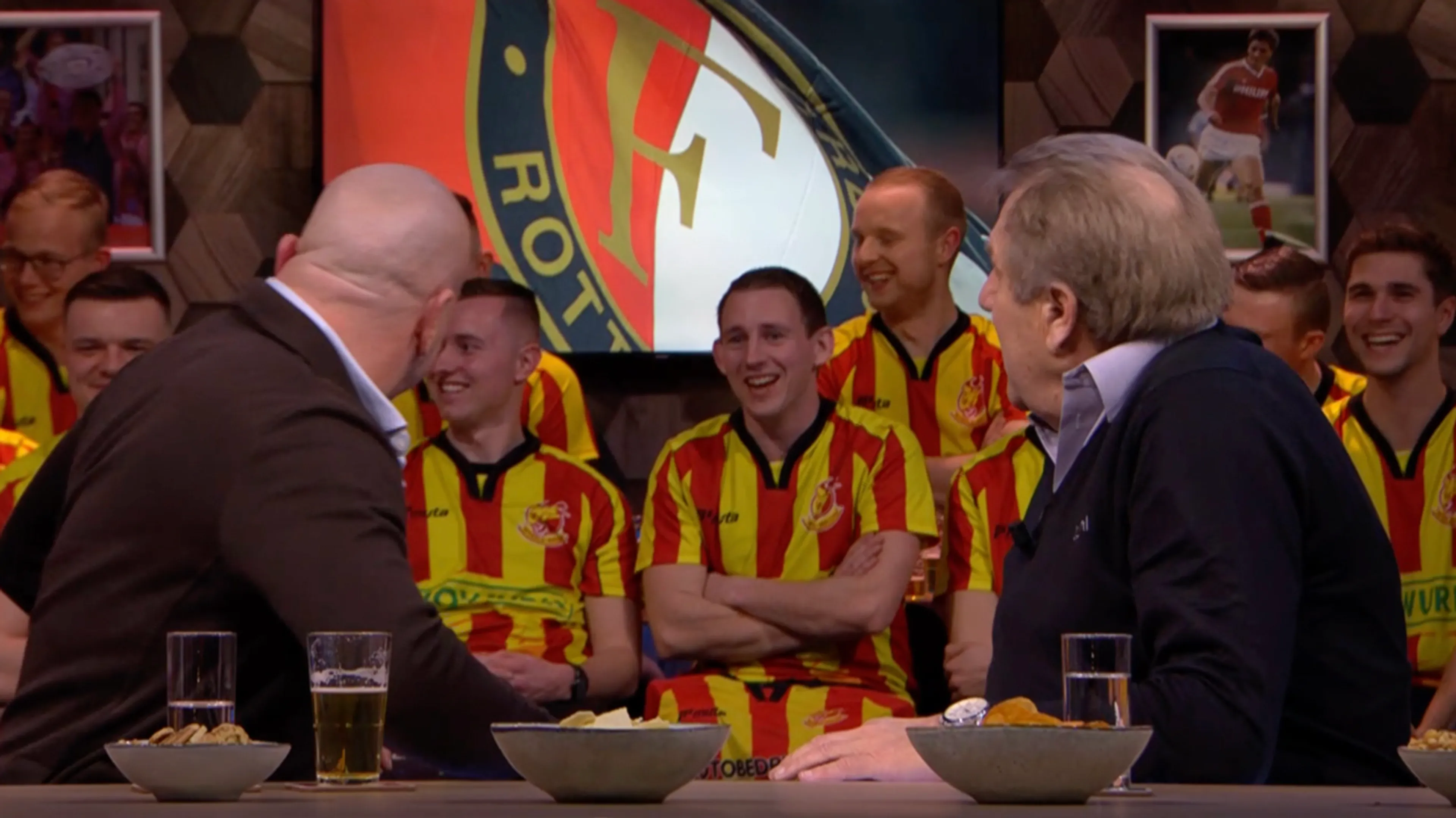 Jan wordt verbeterd door man in publiek: ‘Dit is toch niet te geloven?!’