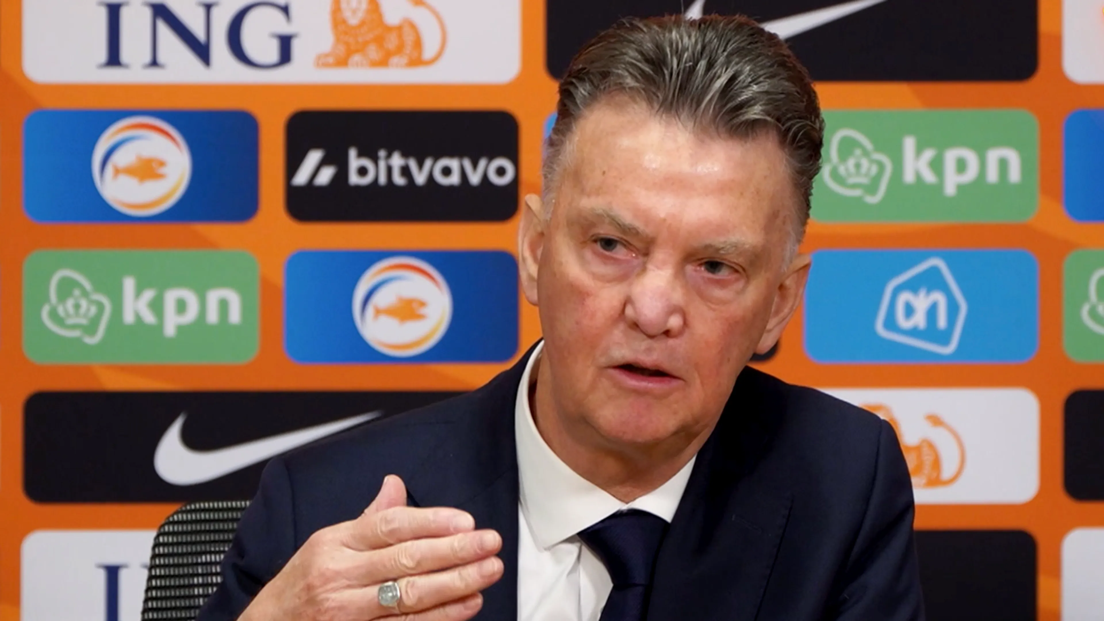 Van Gaal door positieve test niet naar Qatar: 'Kijk uit dat je niet te dicht bij mij komt'