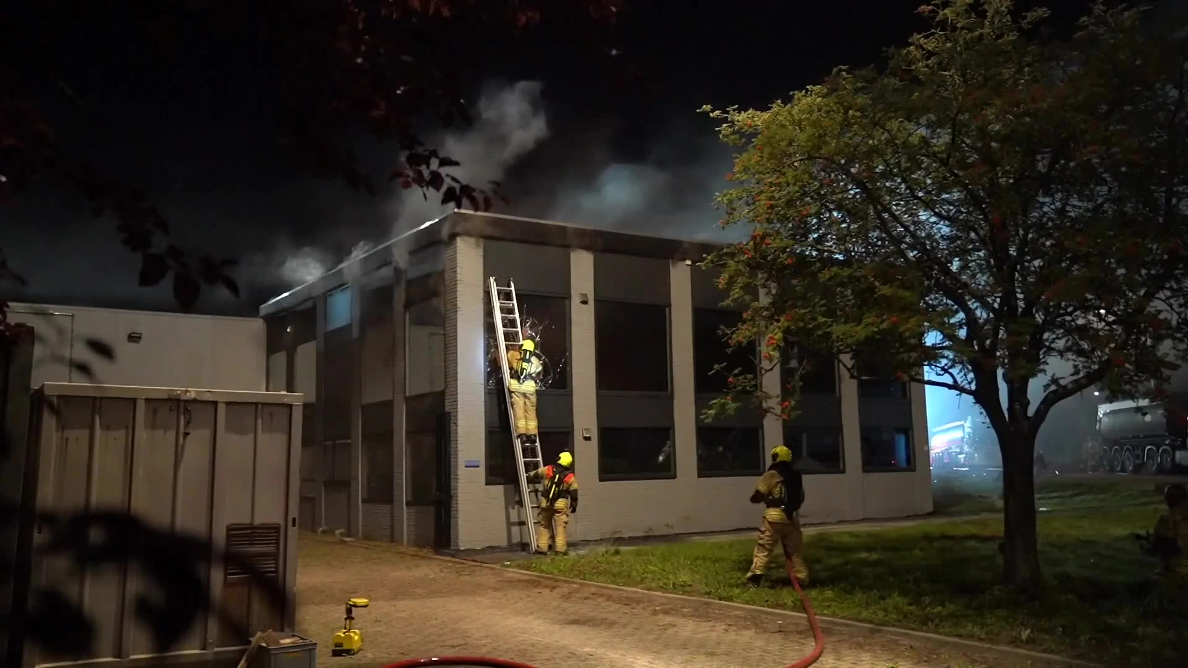 Auto rijdt pand Zwijndrecht binnen, grote brand breekt uit