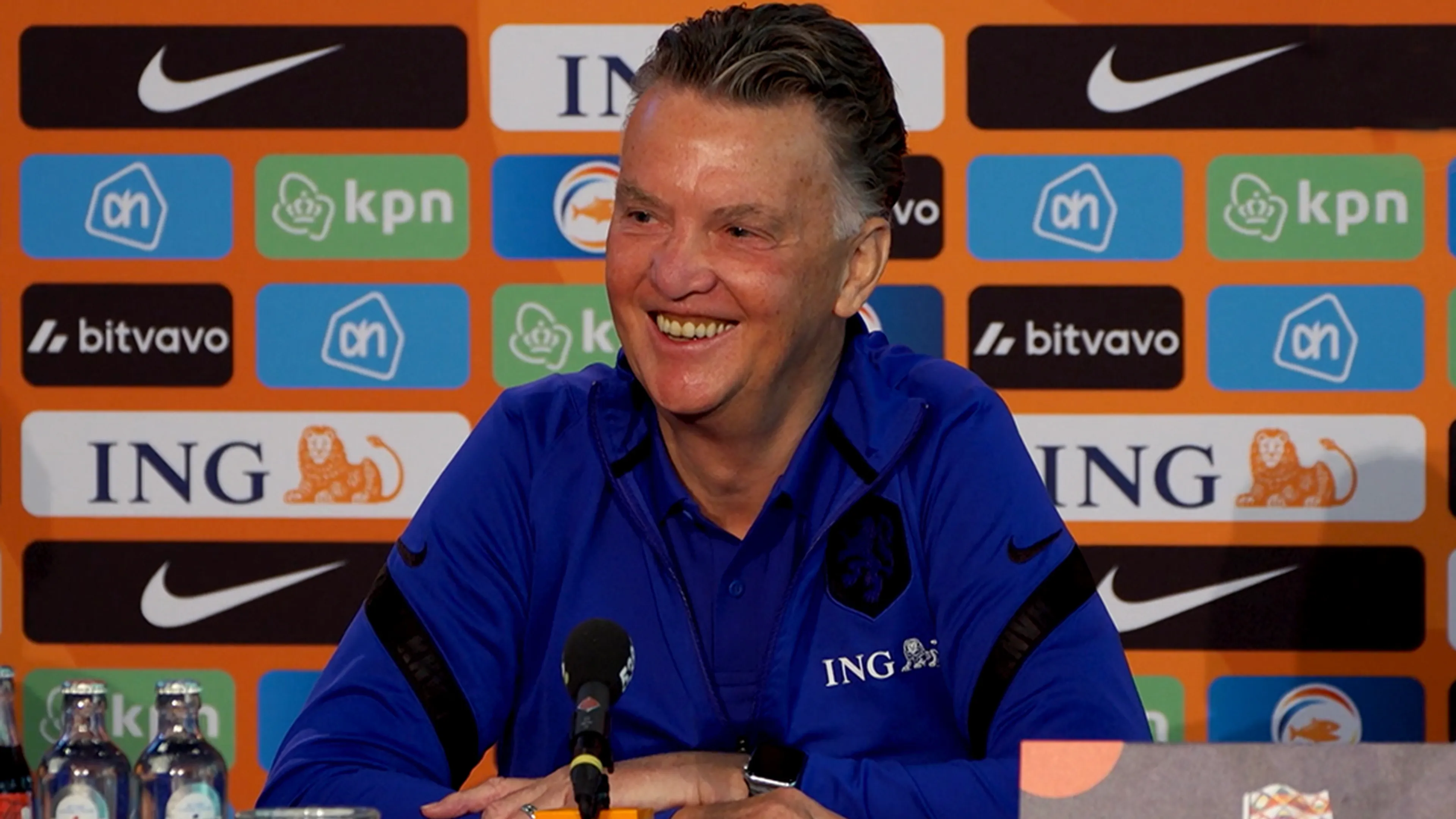 Valentijn en Van Gaal grappen met elkaar: 'Misschien lijken we wel op elkaar'