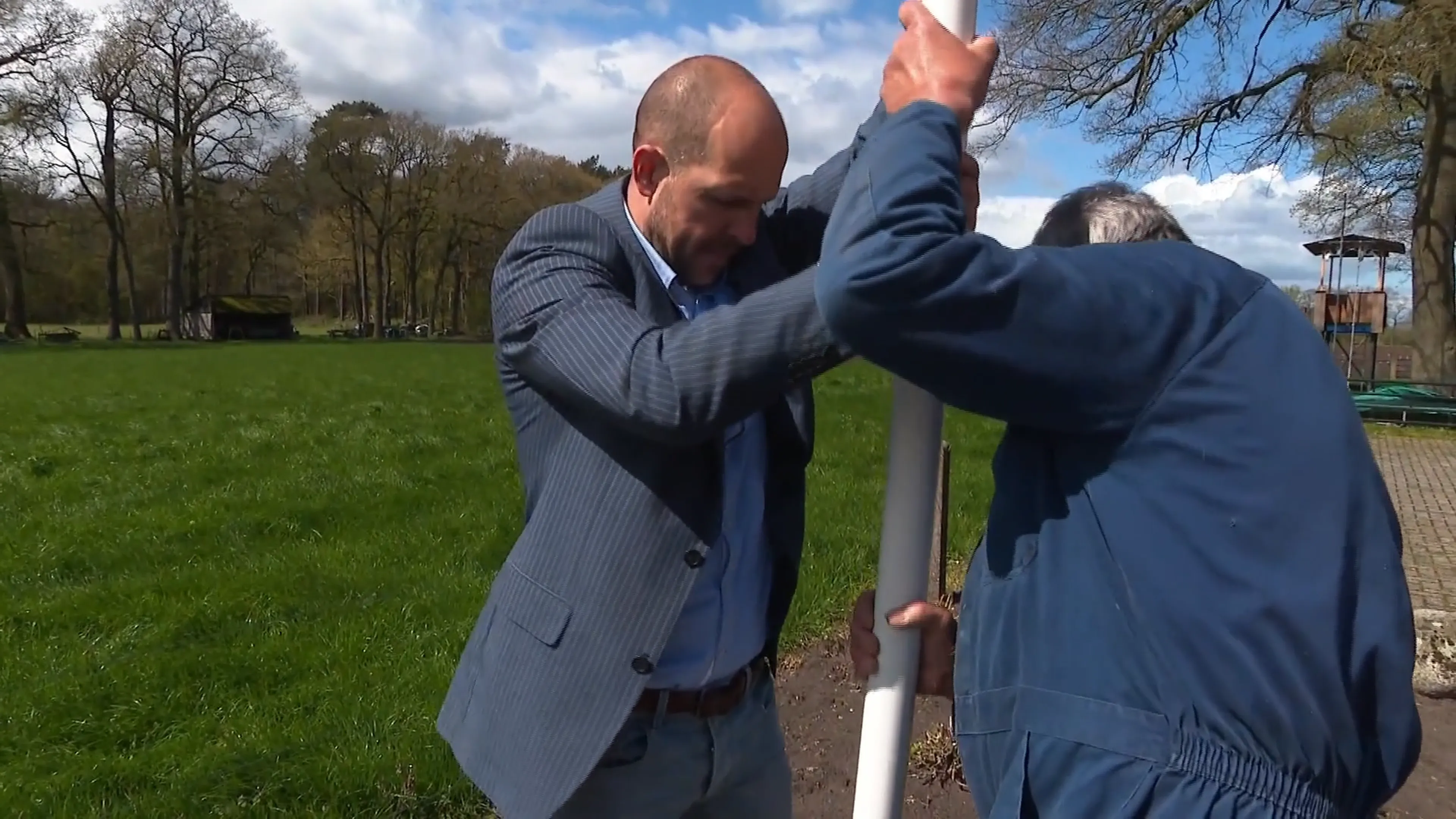Veteranen hangen omgekeerde vlaggen recht: 'Dit heeft zijn doel bereikt'