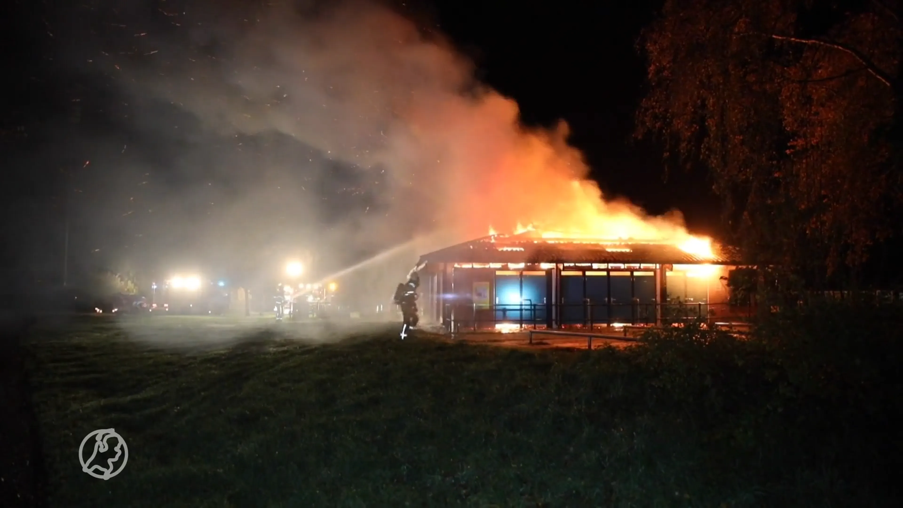 Brandweer machteloos tegen verwoestende brand in strandpaviljoen Bussloo