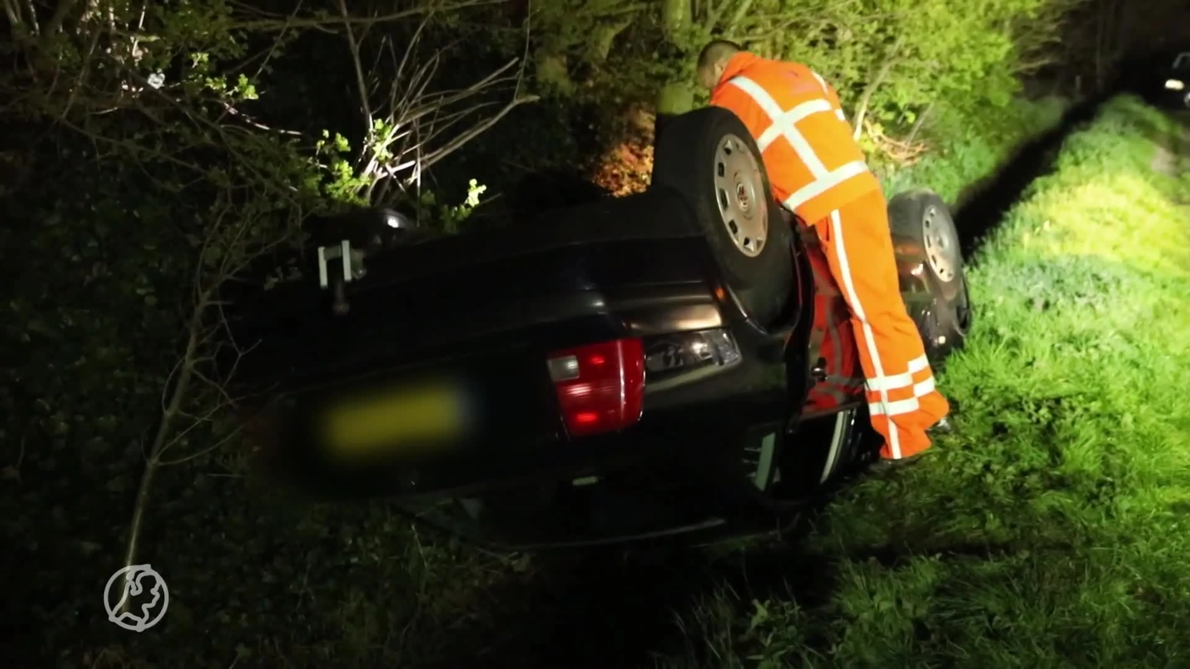 Omstanders autobrand duwen persfotograaf met auto en al in sl...