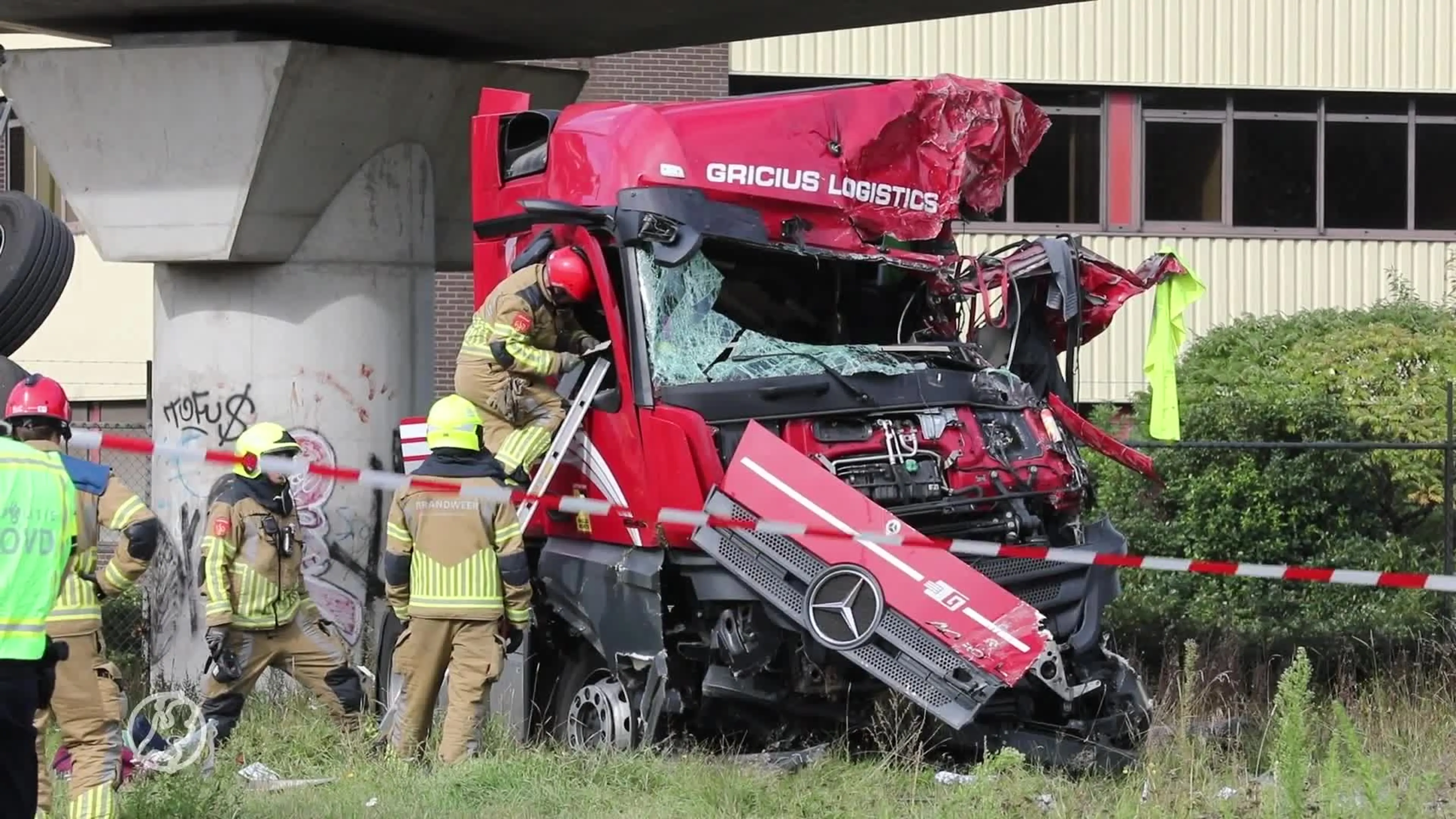 Vrachtwagen rijdt van viaduct en valt meters naar beneden