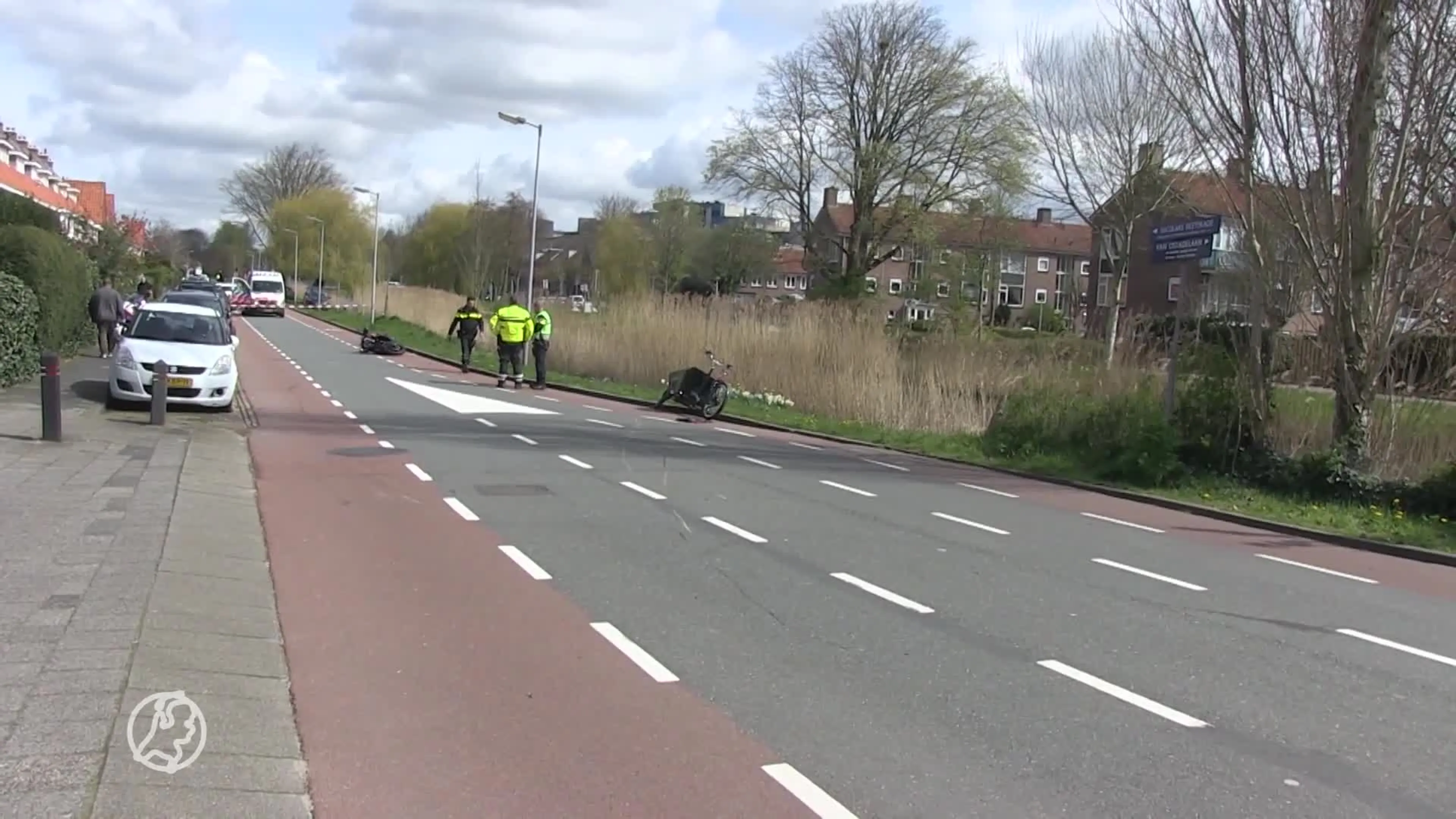 Kindje in bakfiets dood na aanrijding met motor in Alkmaar