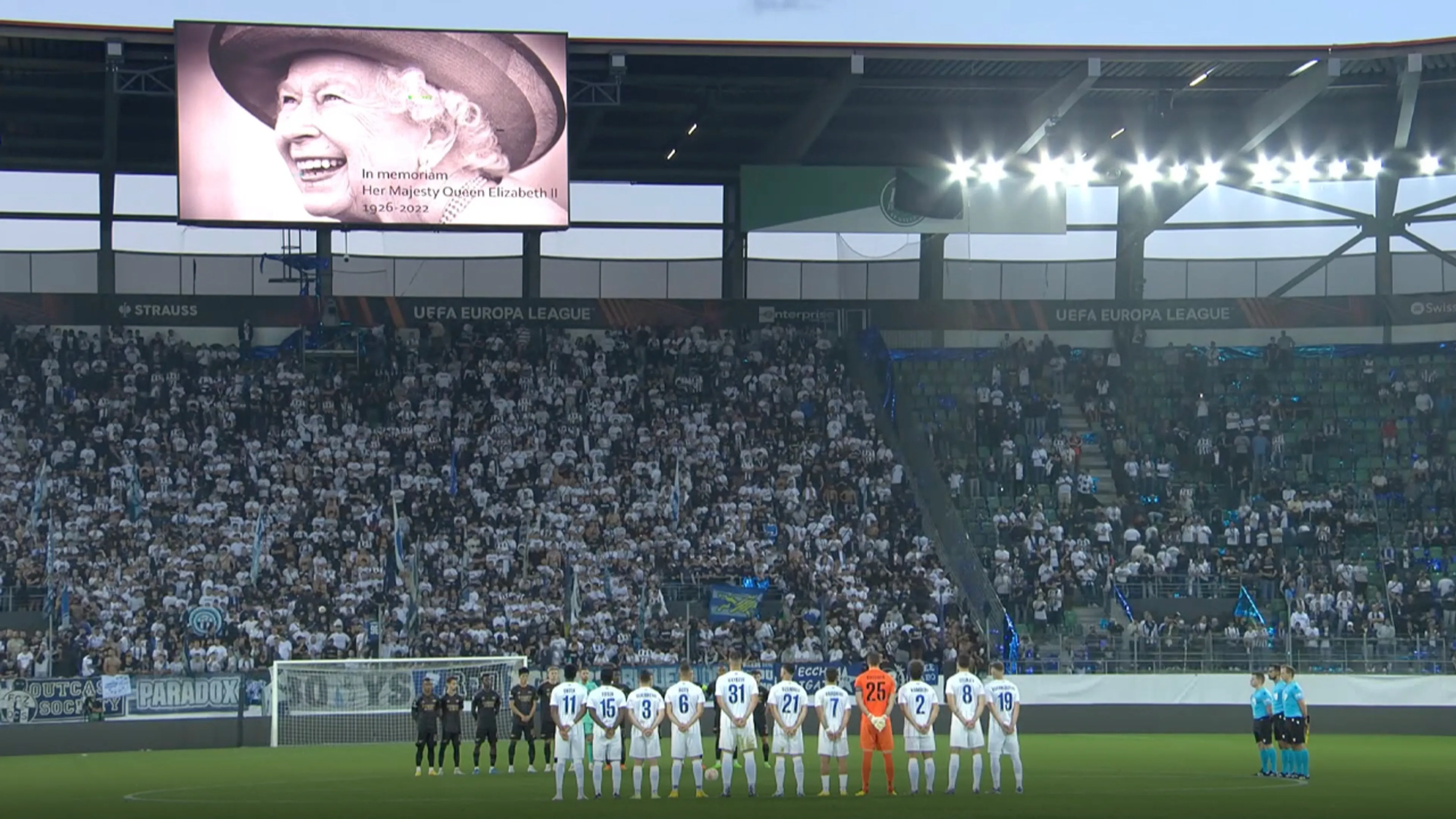 FC Zürich en Arsenal houden minuut stilte voorafgaand aan 2e helft voor overleden Queen Elizabeth