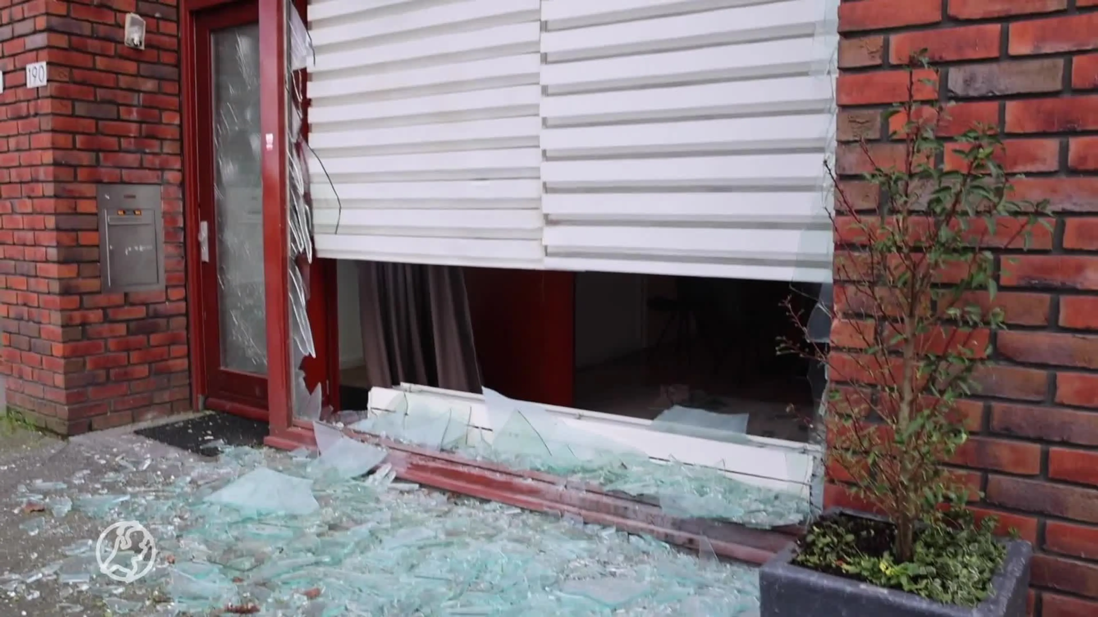 Woning en drie auto's beschadigd na explosie in Utrecht