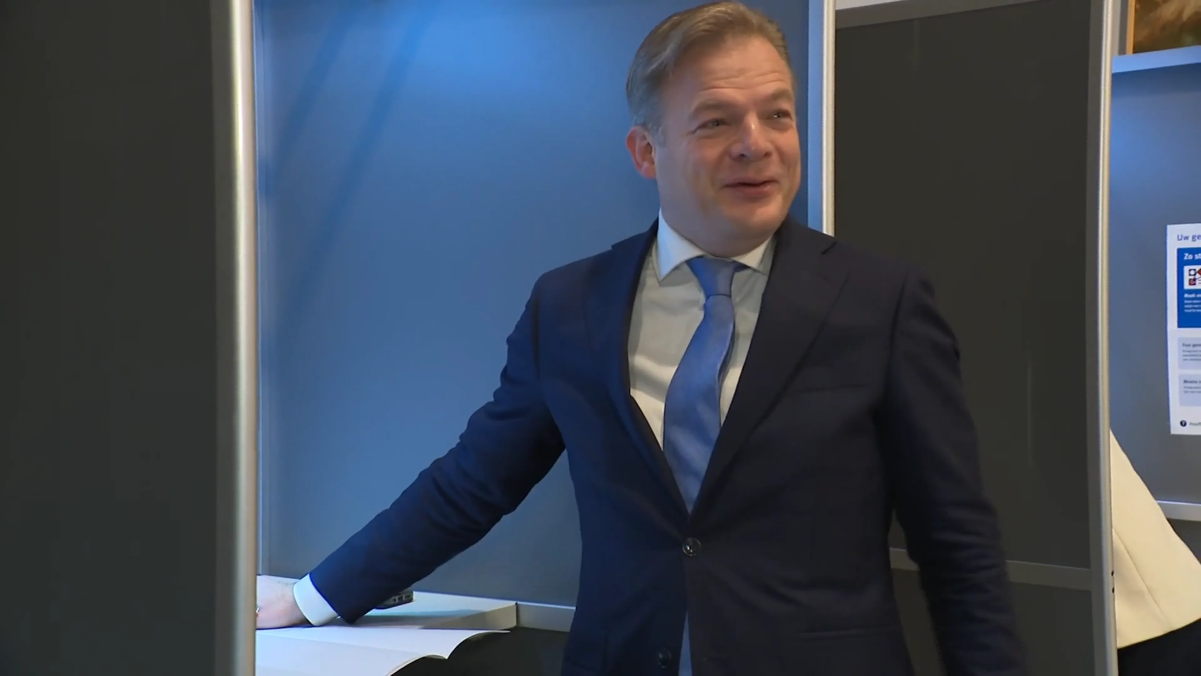 Omtzigt (NSC) grapt tijdens stemmen: 'Niet veel over van stemgeheim'