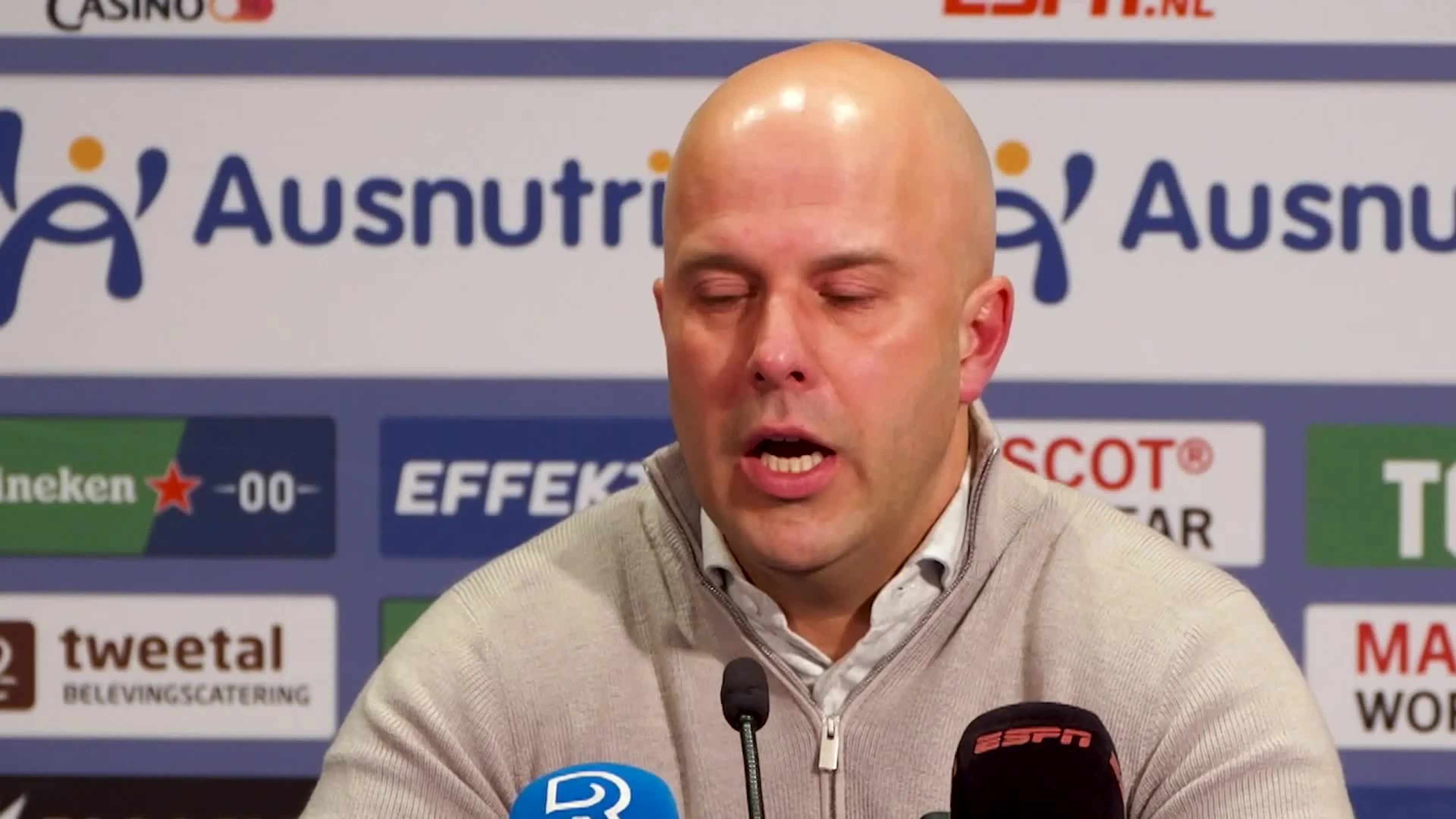 Arne Slot geeft update over Trauner: 'Hij heeft nog niet met ons meegetraind'