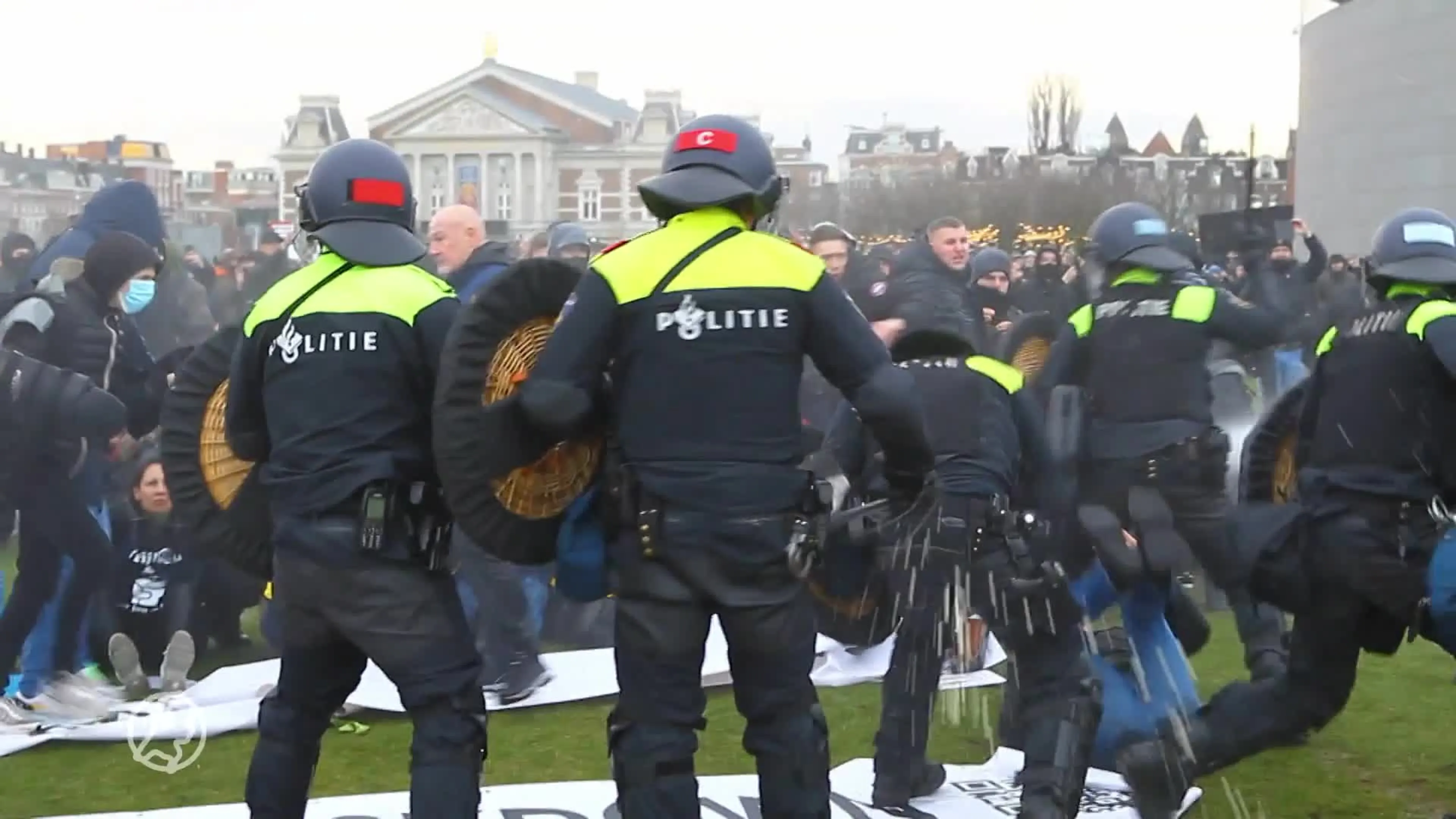 ME'ers staken zondag tijdens coronademonstratie op Malieveld