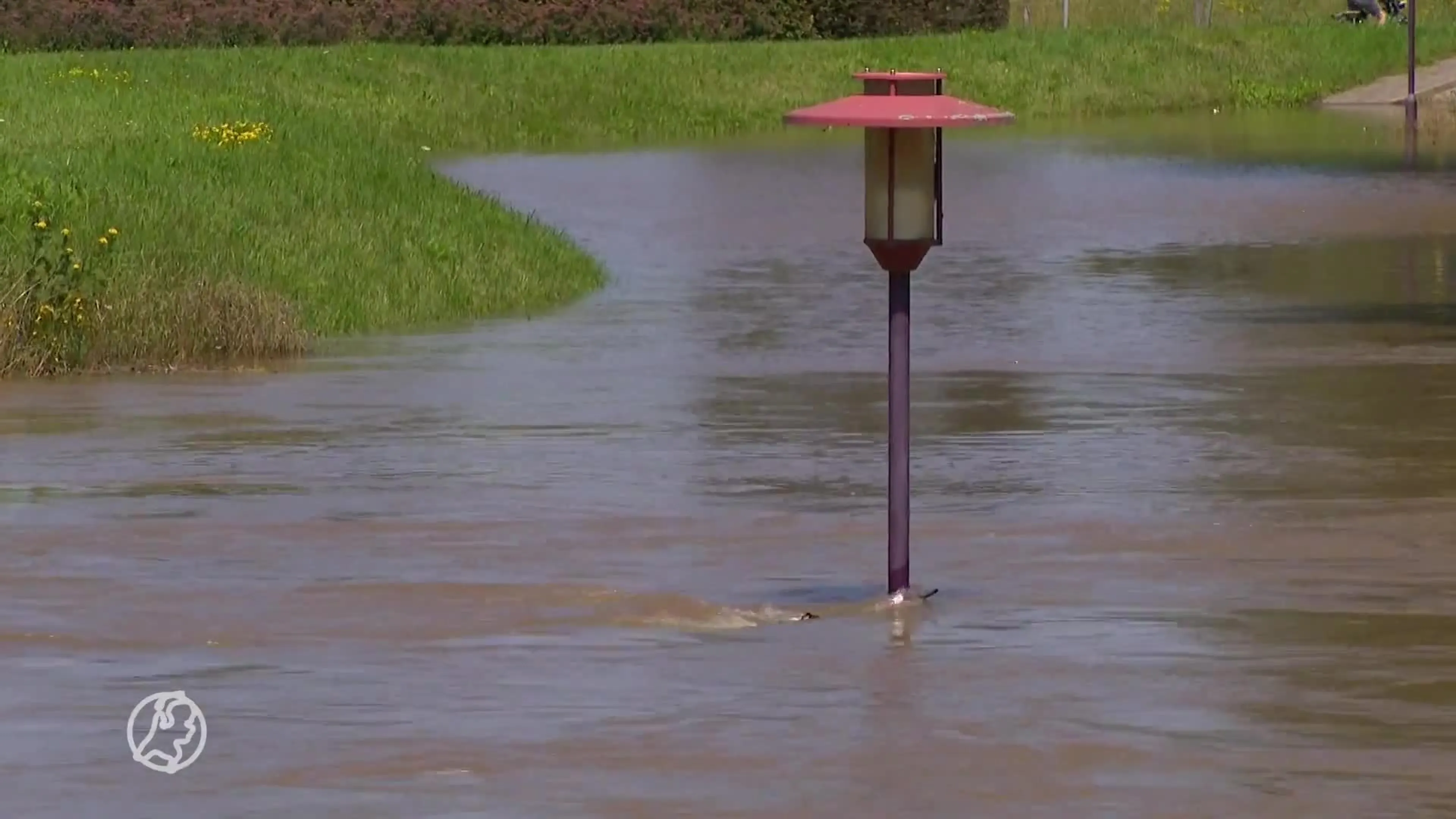 Honderden kilo's zand moeten Roermond beschermen tegen het opkomende water