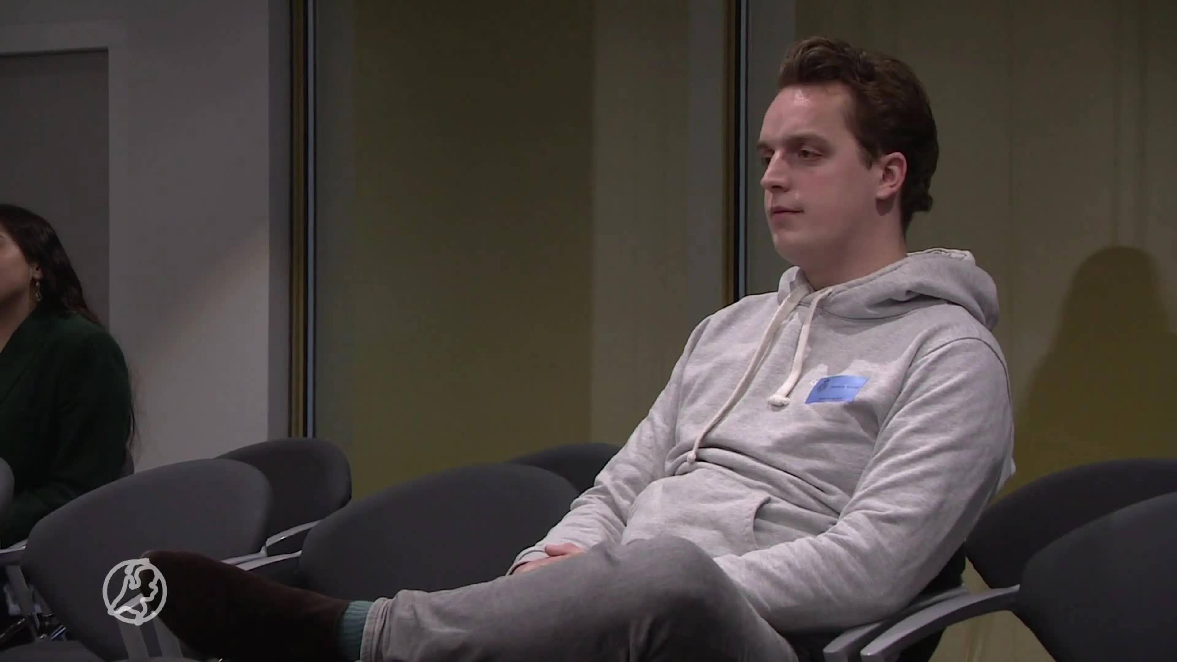 Mondkapjesdeal-hoofdrolspeler Sywert van Lienden tijdens debat op tribune